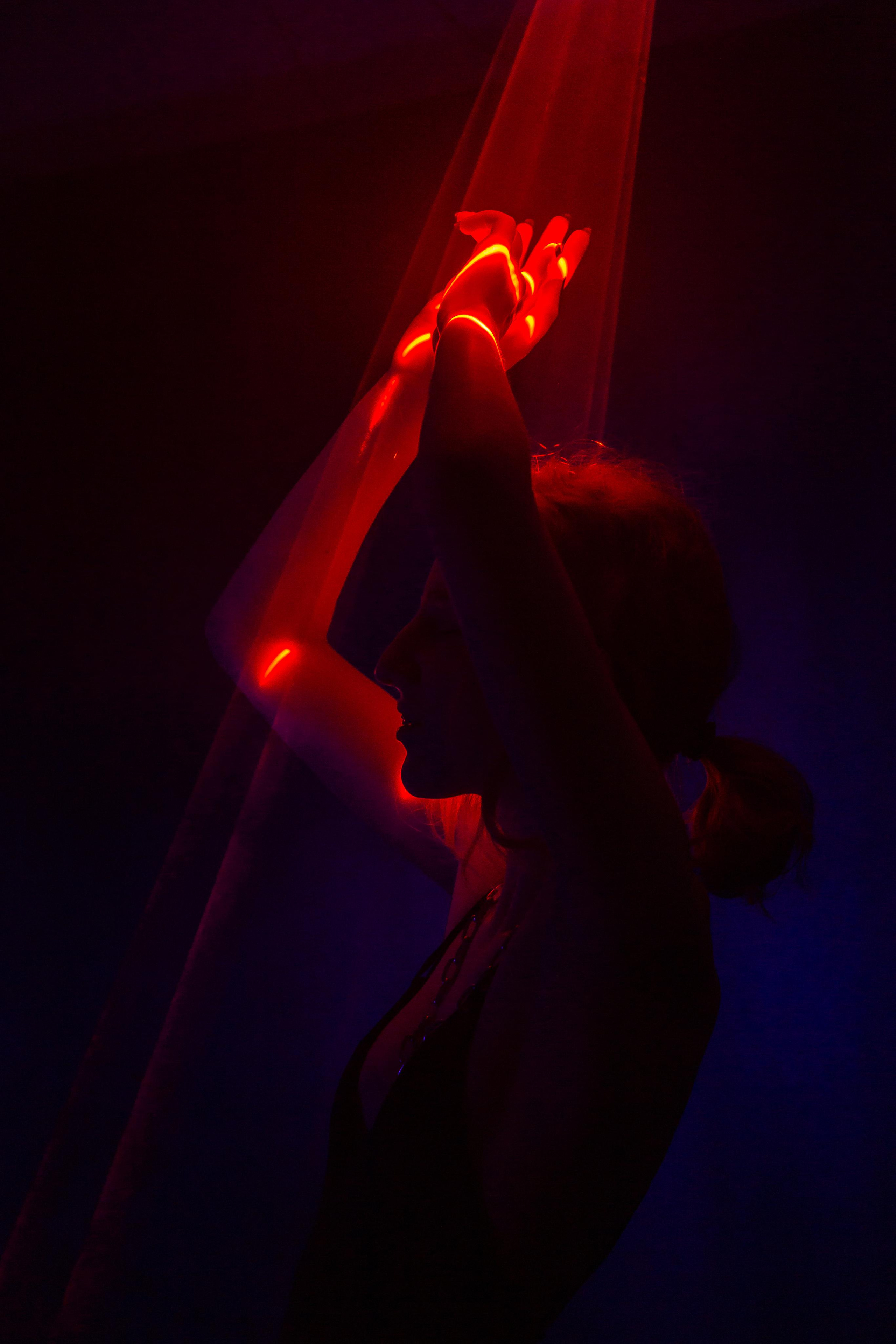 Лазер и модель. Портретный и репортажный фотограф. Эмоциональные и откровенные портрет