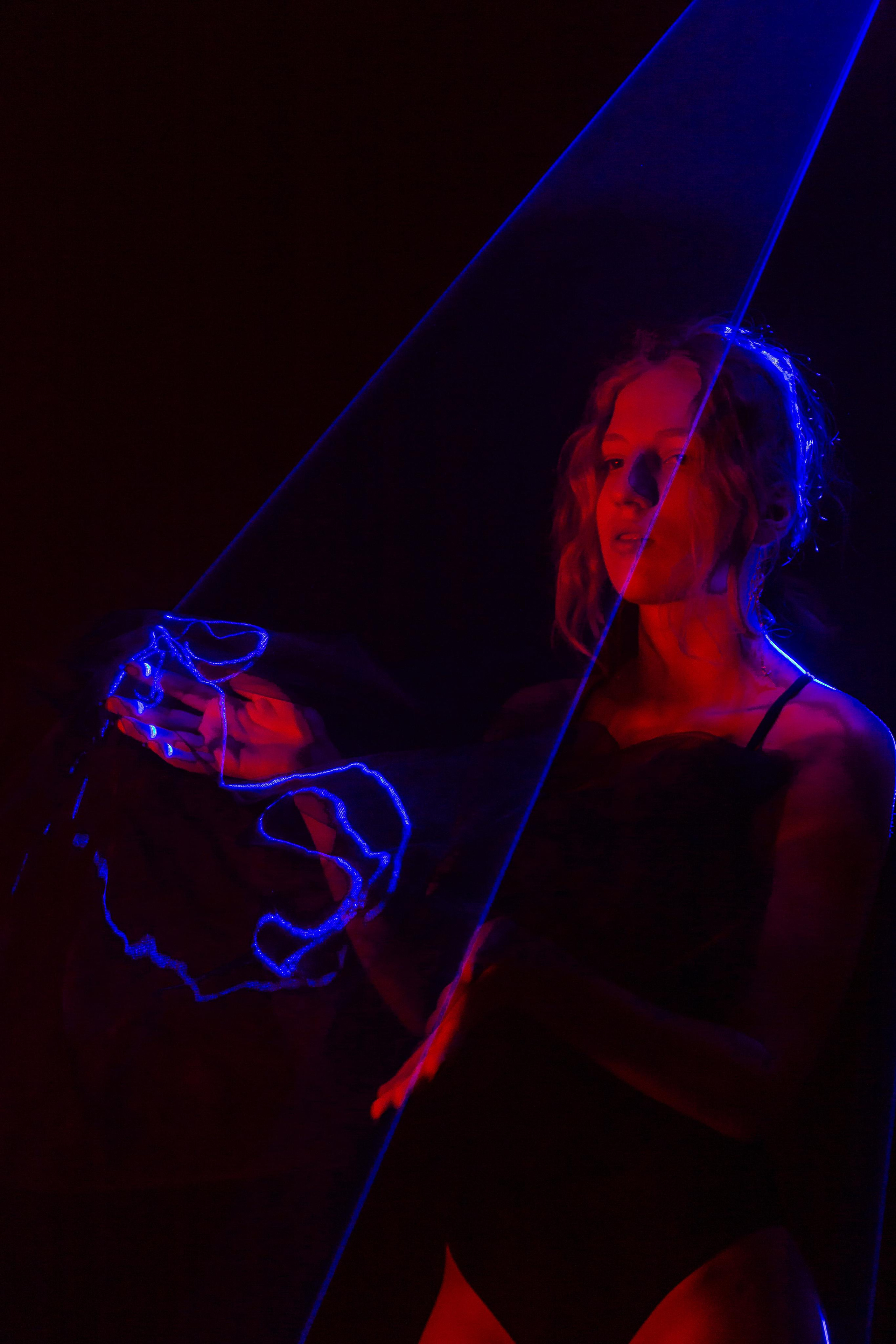 Лазер и модель. Портретный и репортажный фотограф. Эмоциональные и откровенные портрет