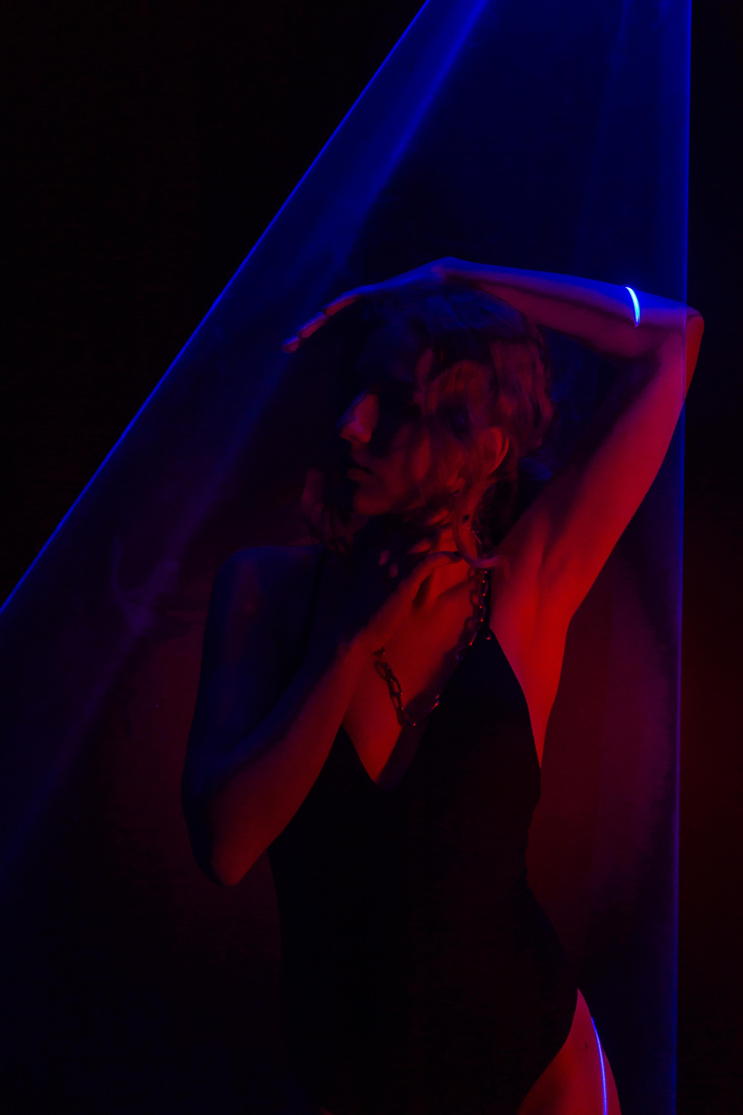 Лазер и модель. Портретный и репортажный фотограф. Эмоциональные и откровенные портрет