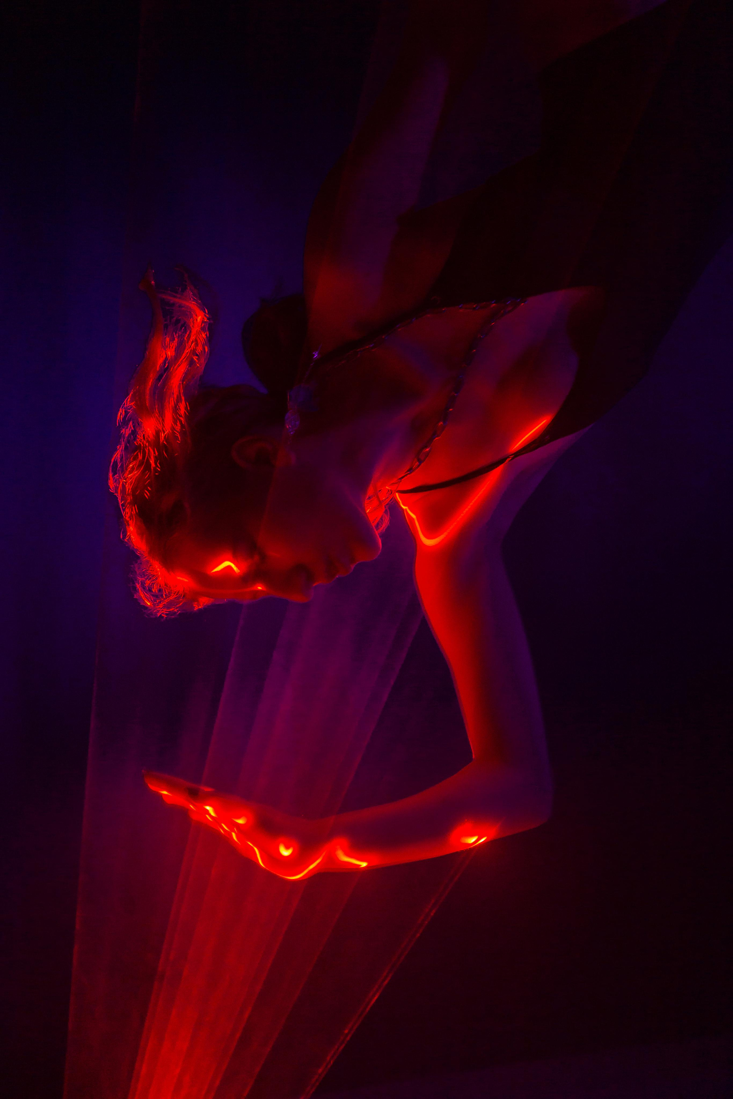 Лазер и модель. Портретный и репортажный фотограф. Эмоциональные и откровенные портрет