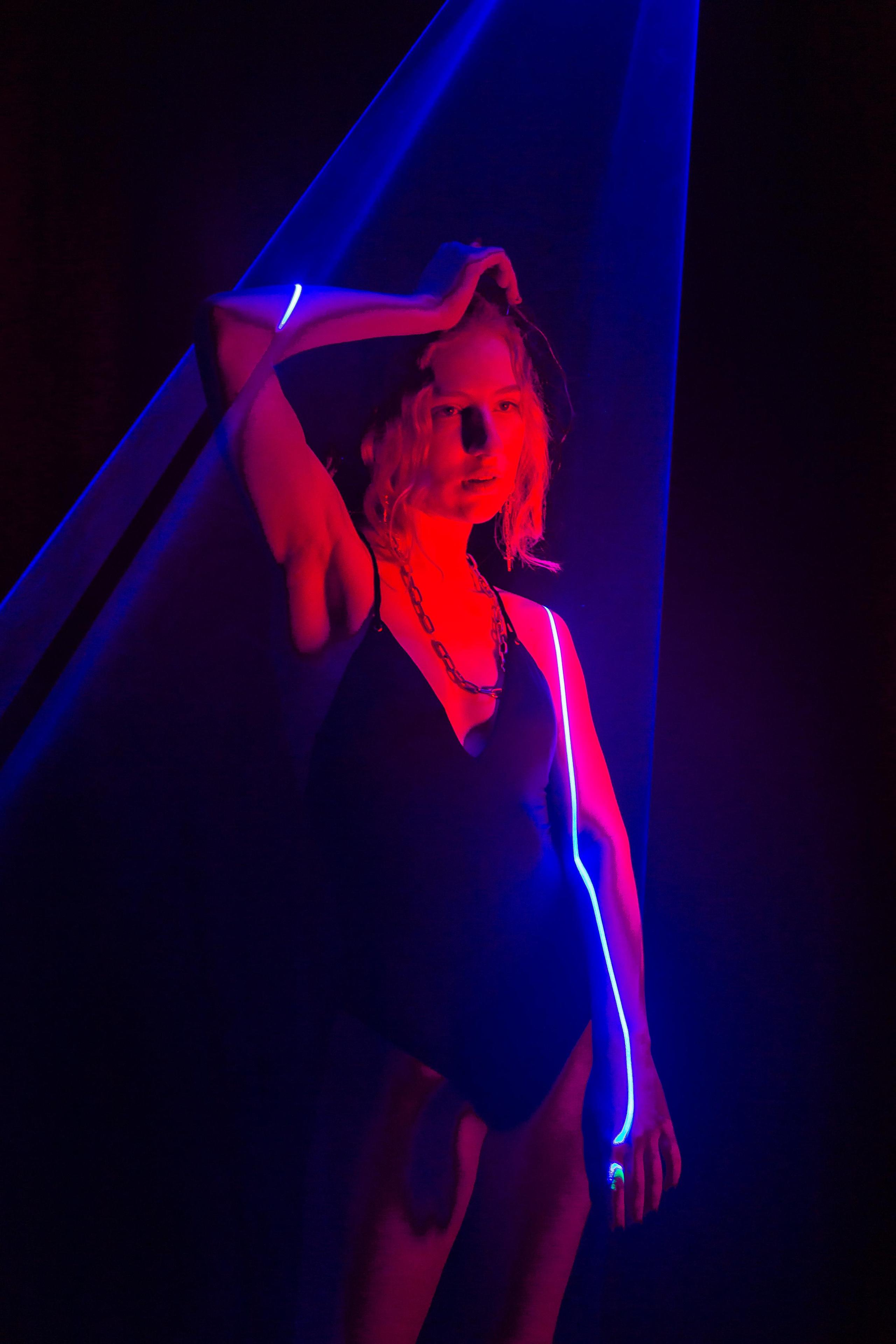 Лазер и модель. Портретный и репортажный фотограф. Эмоциональные и откровенные портрет