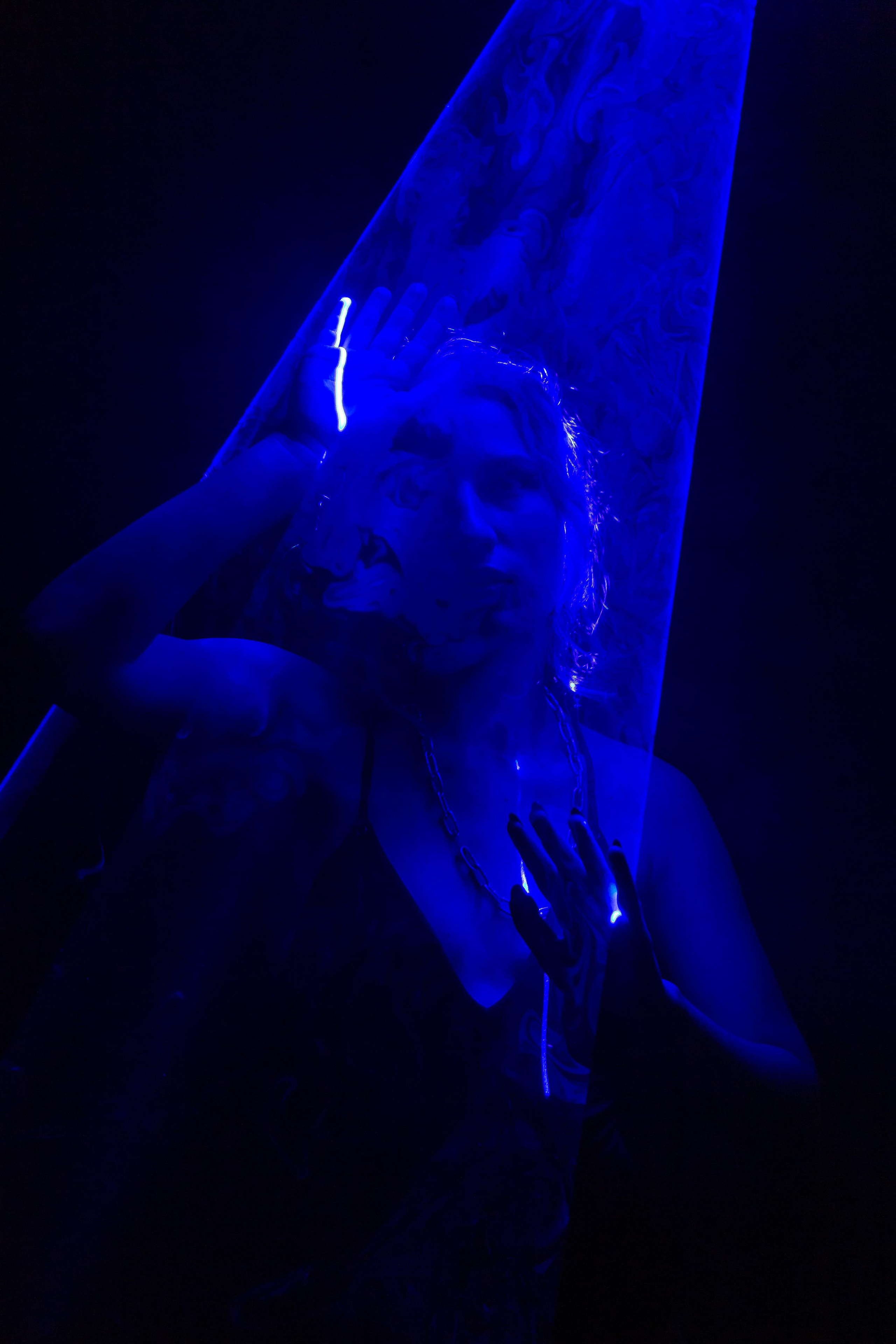 Лазер и модель. Портретный и репортажный фотограф. Эмоциональные и откровенные портрет