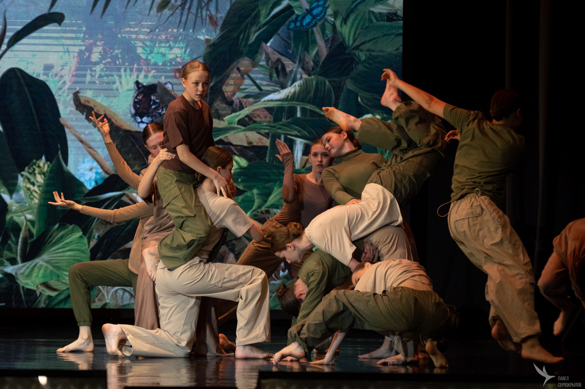 Концерт народного хореографического коллектива «Виктория». Репортажный фотограф в Казани Павел Серпокрылов