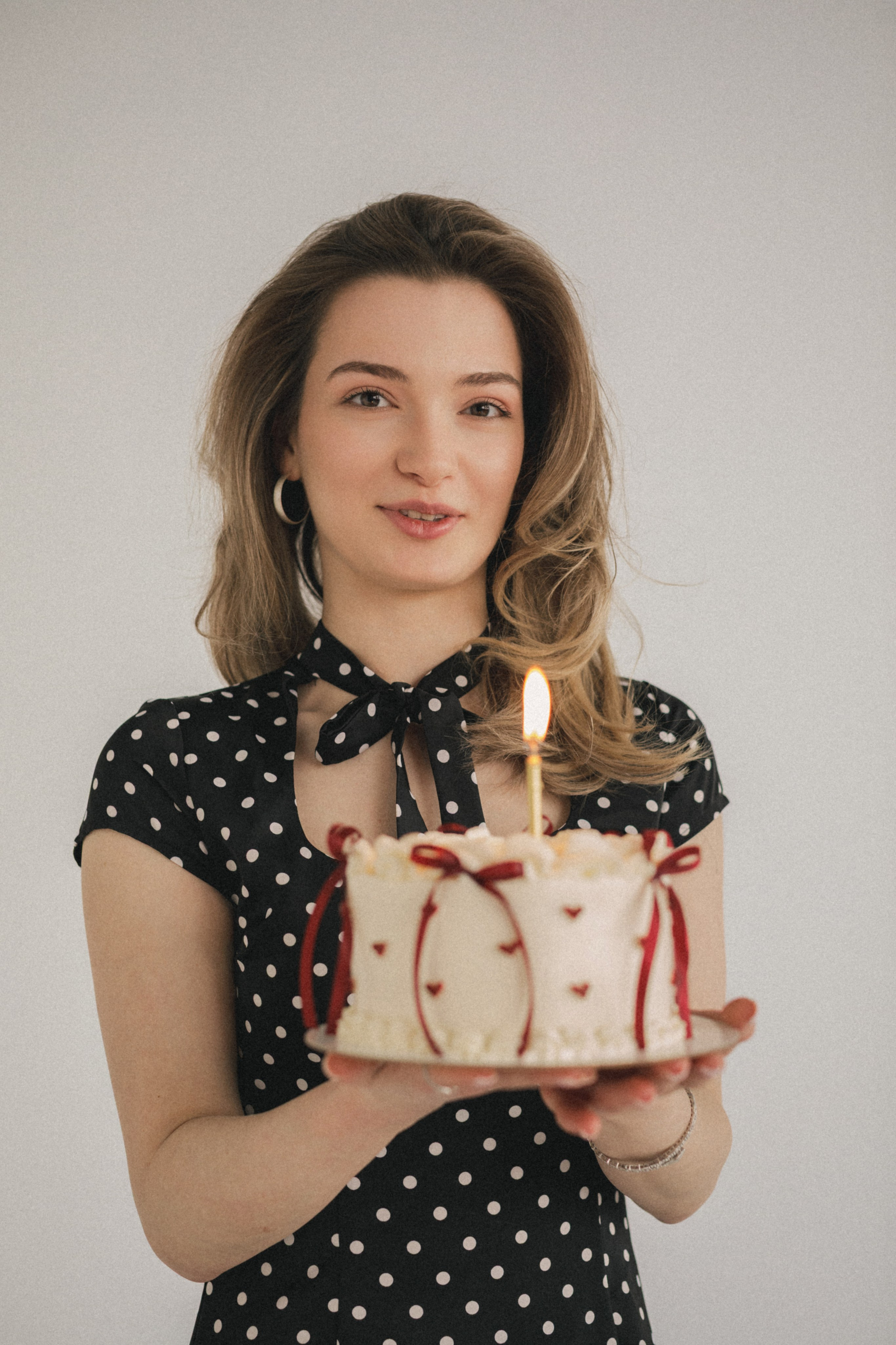 Фотосессия ко Дню рождения девушки в студии с тортом. Фотограф во Владикавказе Юрий Геворгизов