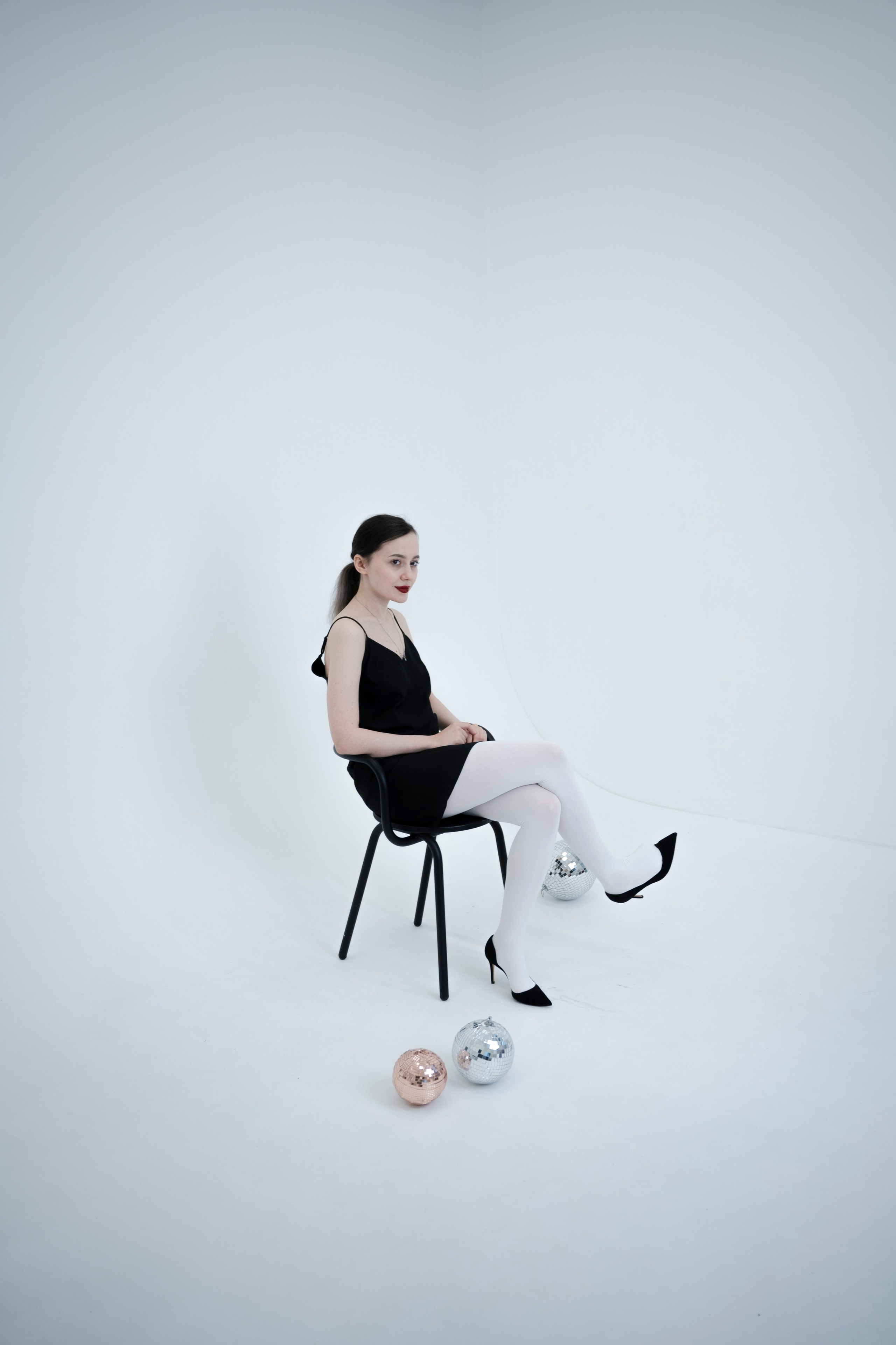 ДЕВОЧКА НА ШАРЕ. Главная