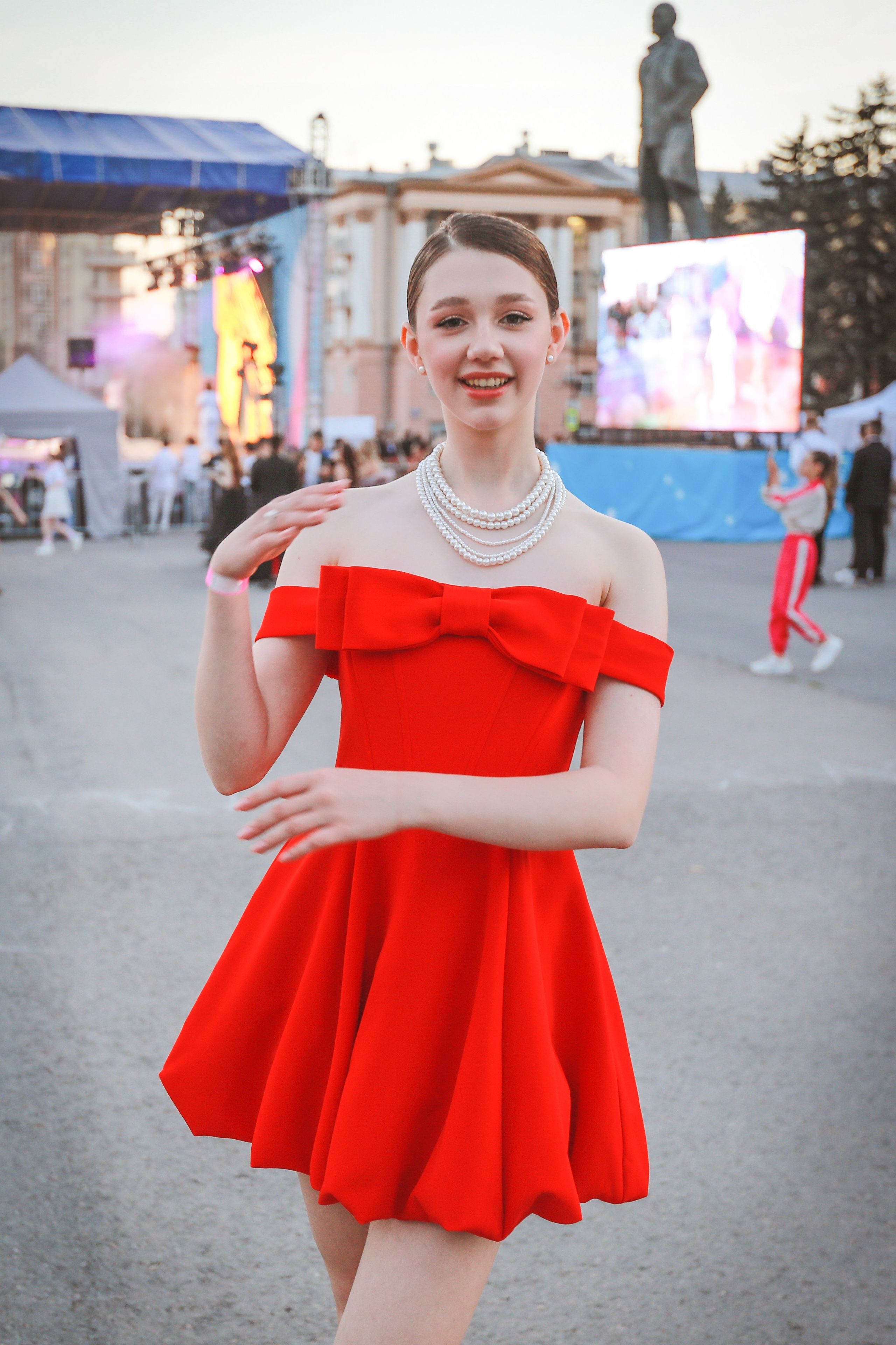 Тематическая фотосессия в Липецке на выпускной. Красивая девушка в красном платье.