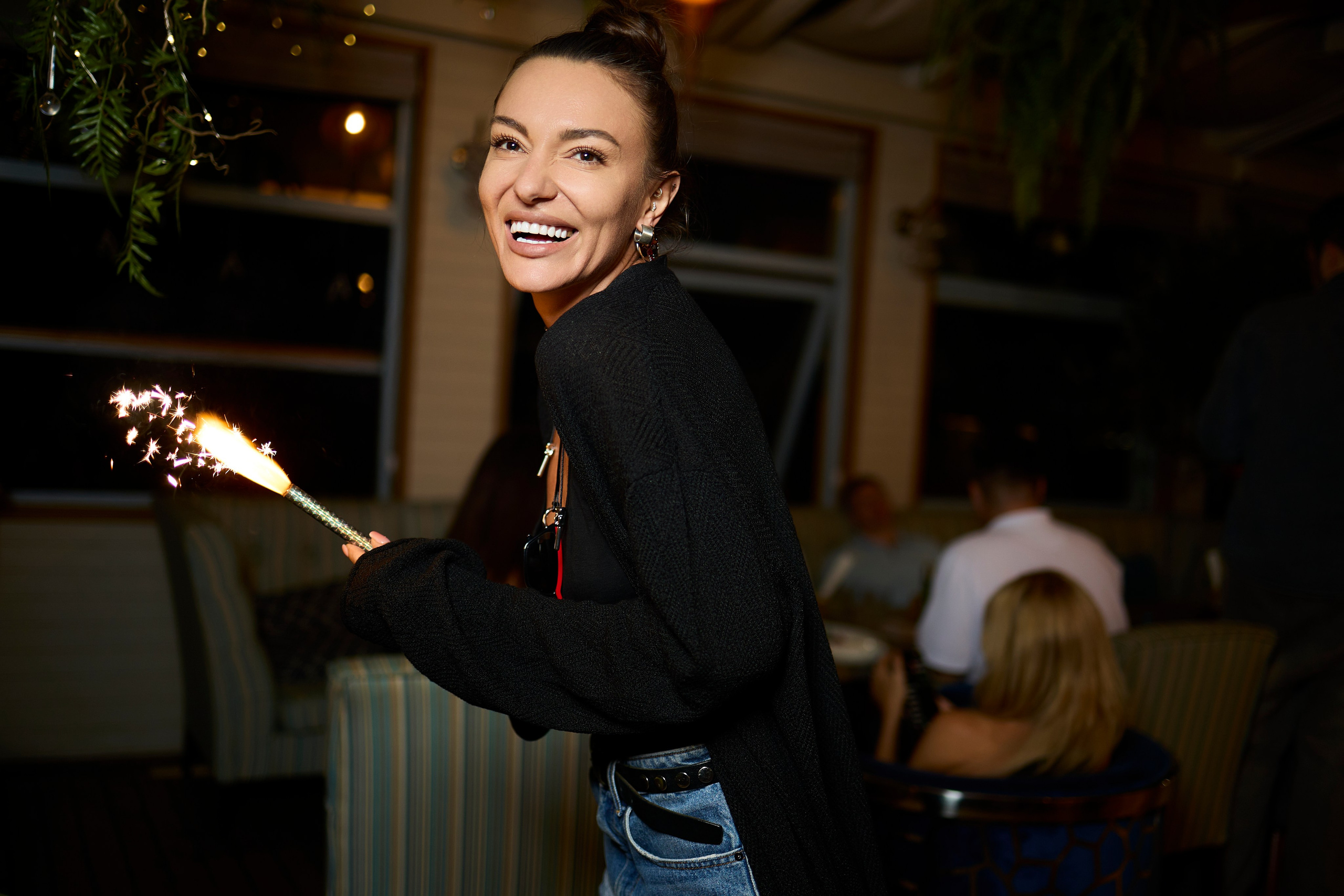 Фото девушки на вечеринке в клубе.