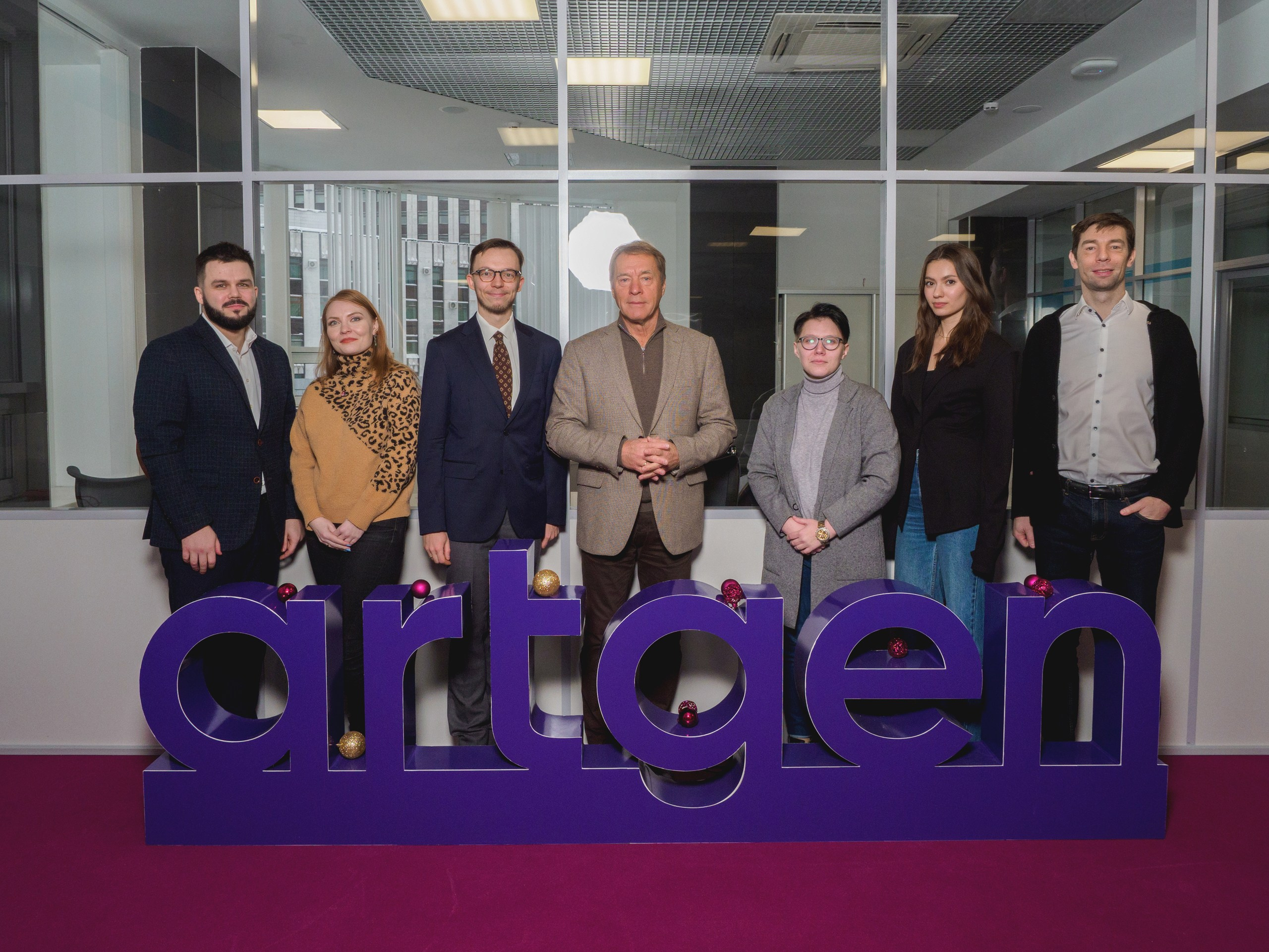 Групповая фотография сотрудников в офисе в Москве