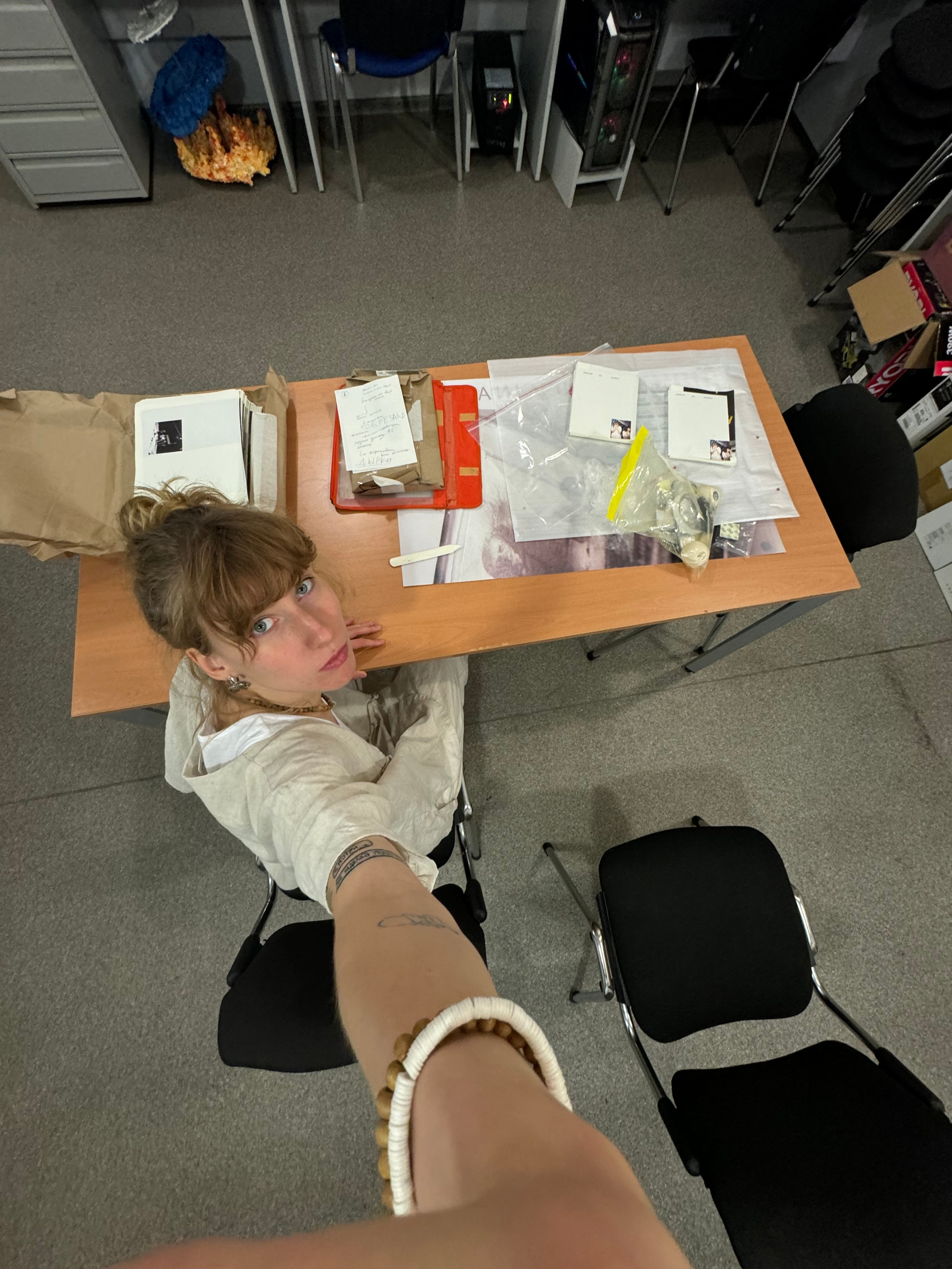 Липкий пол [книга]. Аня белка — художница и фотограф