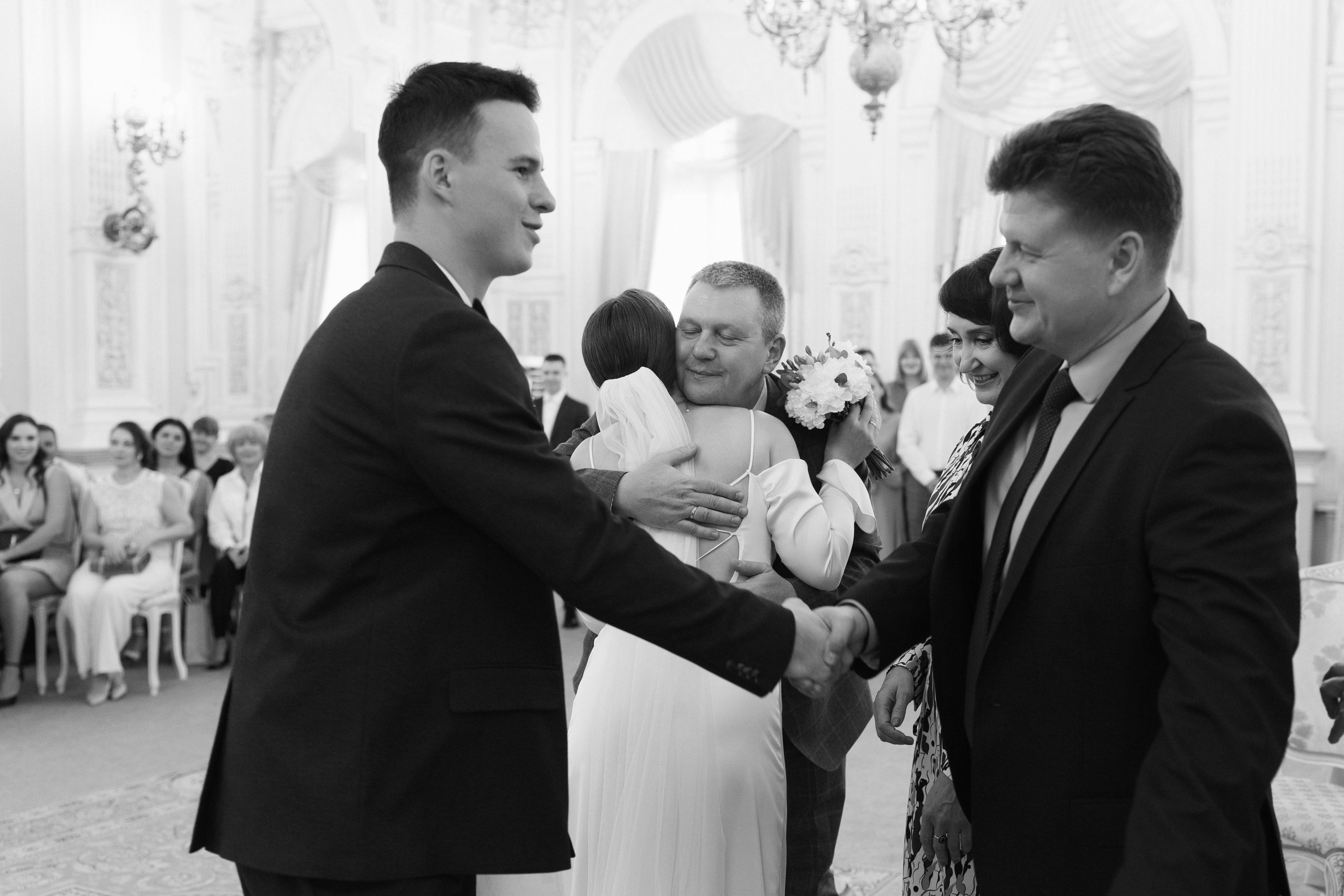 Лёня и Юля. Питер. От утра в отеле до вечеринки в ресторане на заливе. Цифра и плёнка. Свадебный фотограф Катерина Чулкова