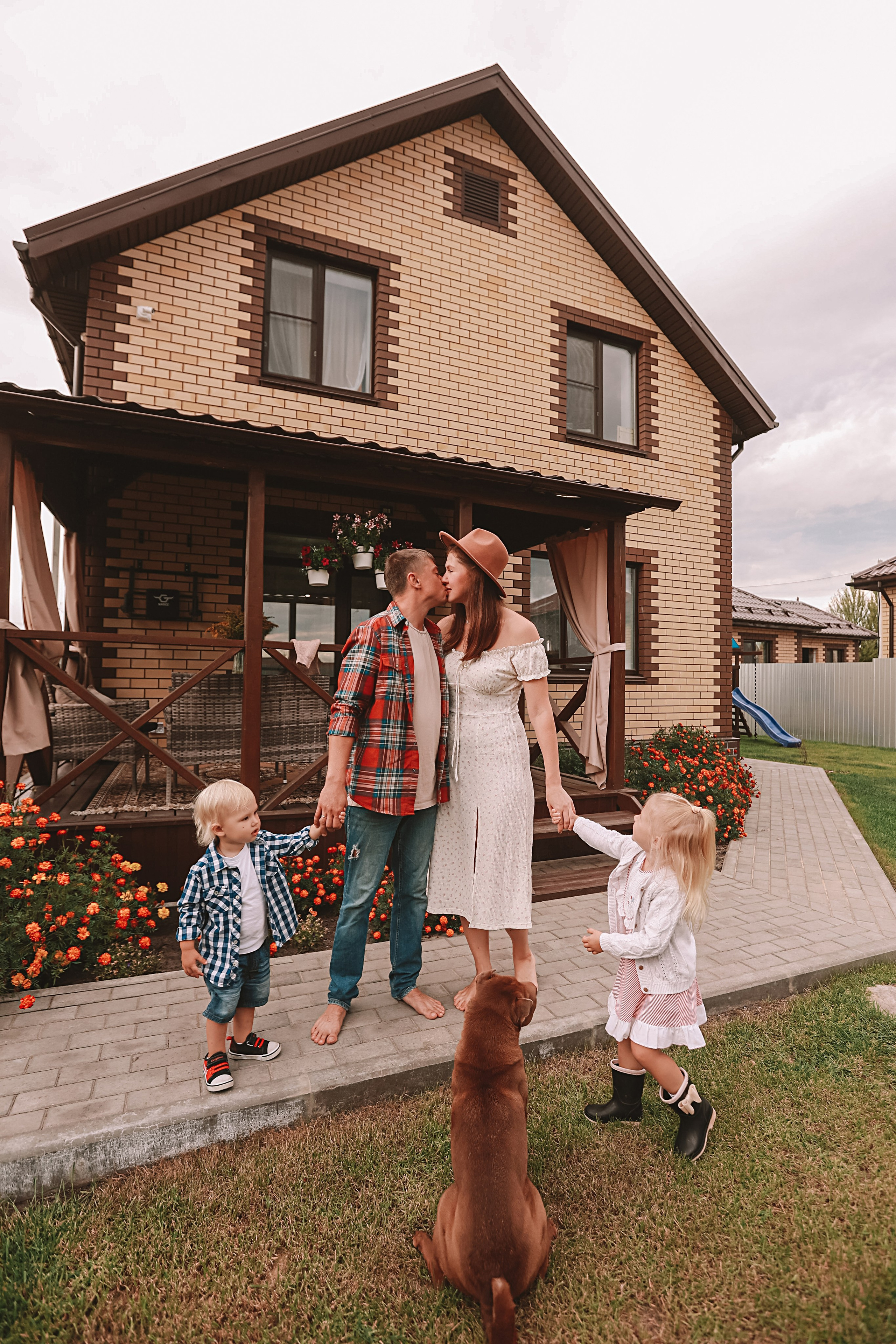 У дома. Семейный фотограф Тюмень, фотограф на роды Салмина Мария