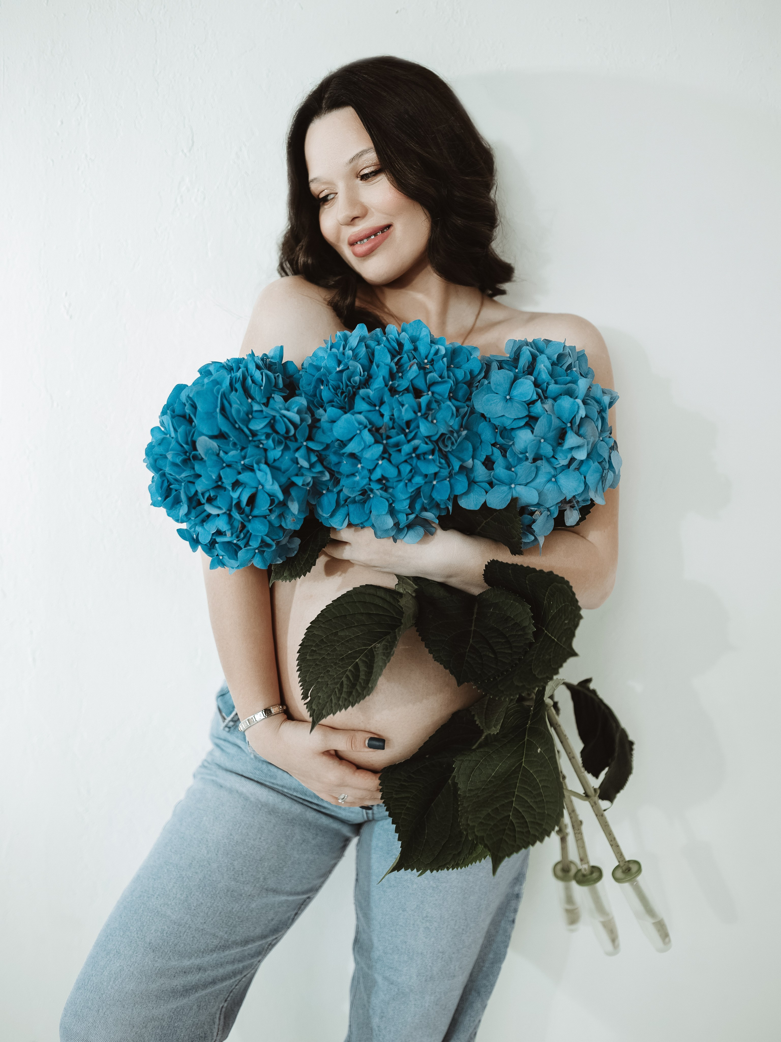 Фотосессия беременности в тёмном ключе — драматический свет и женственный силуэт