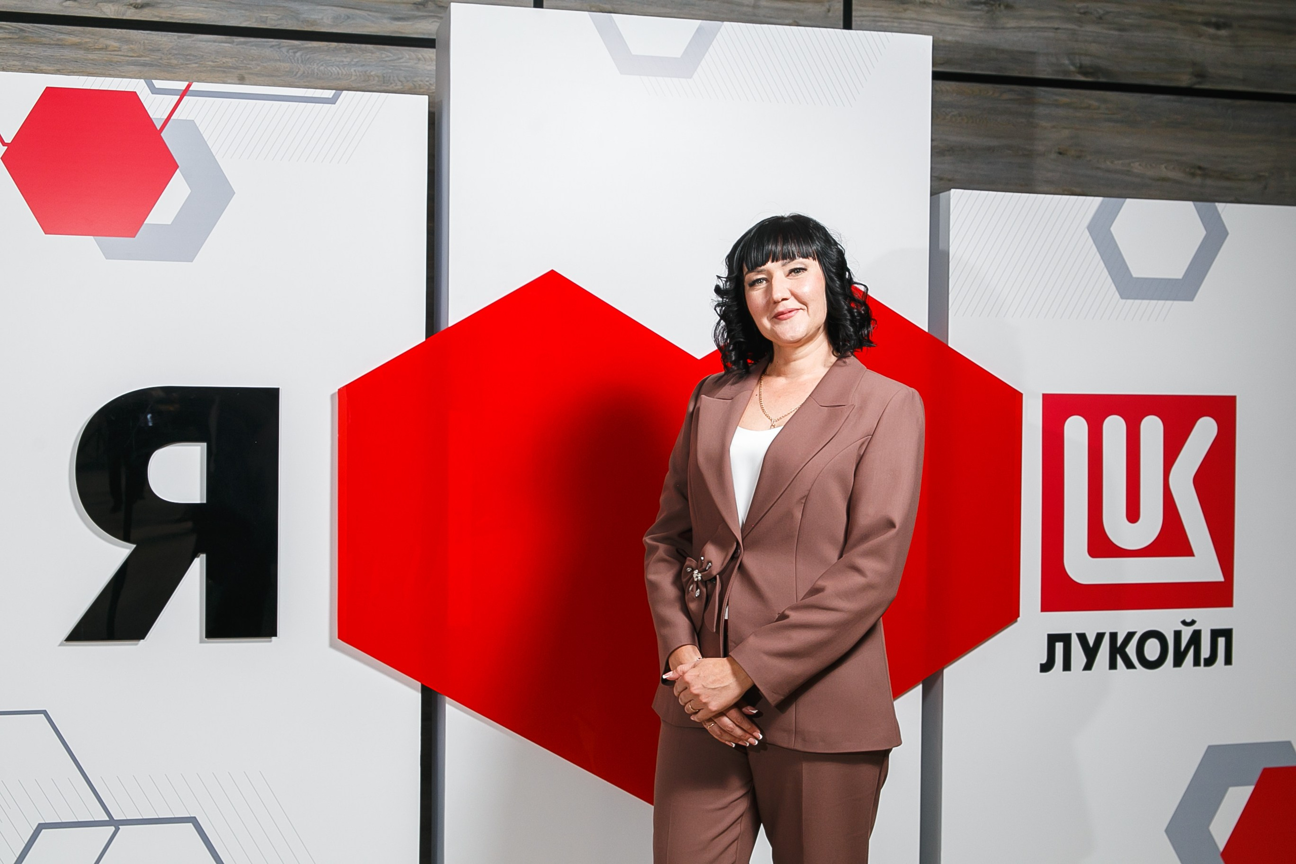 Фотозона на корпоративном мероприятии Лукойла в ДК Царицын. Событийный фотограф Максим Бескоровайновнов