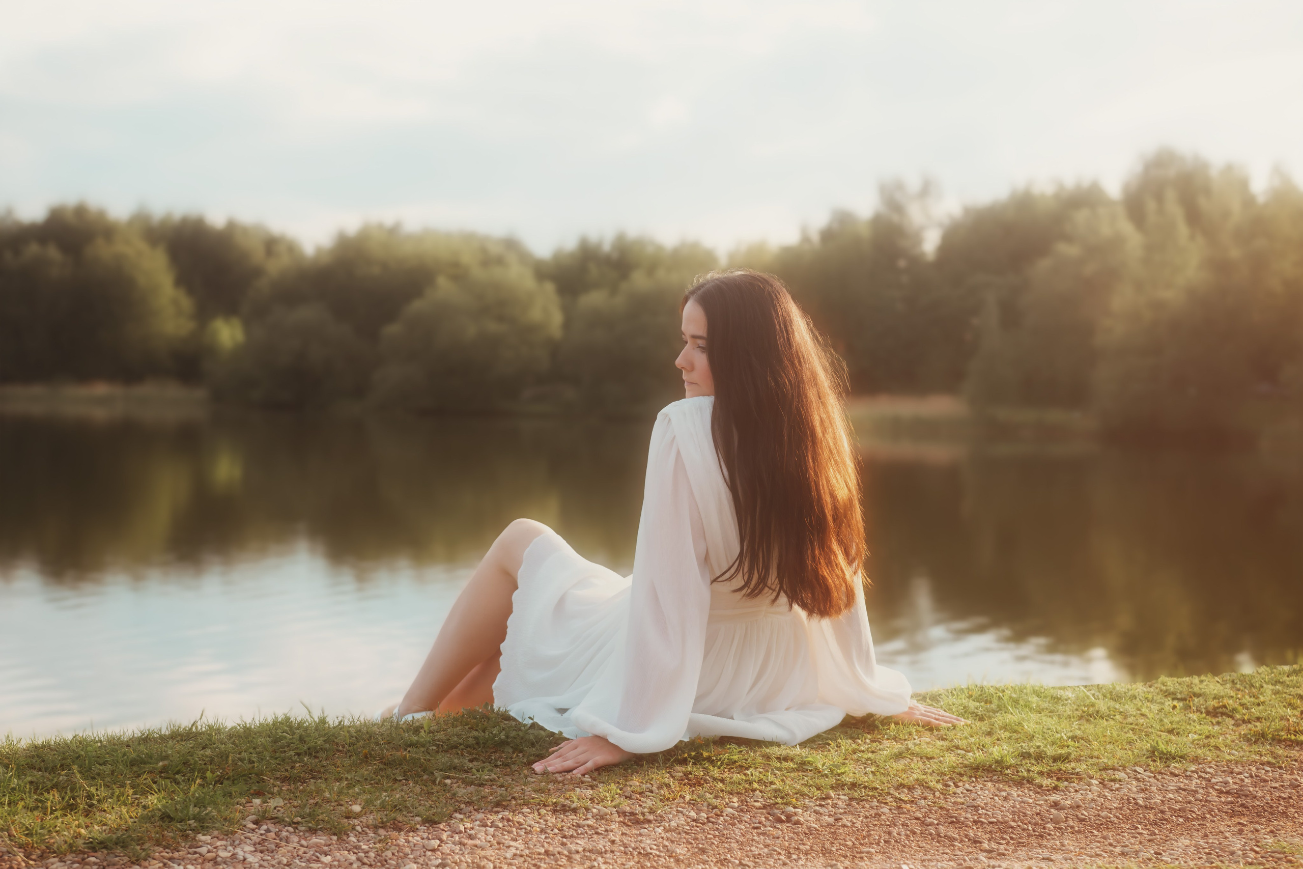 Фотосессия в белом платье у воды