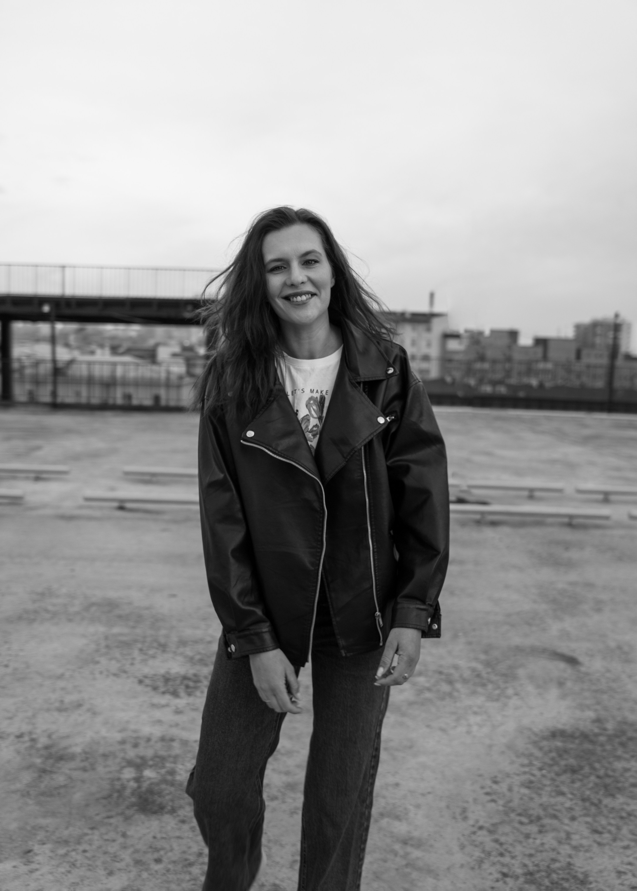 Фотосессия в городе на парковке. Женский фотограф в Красноярске