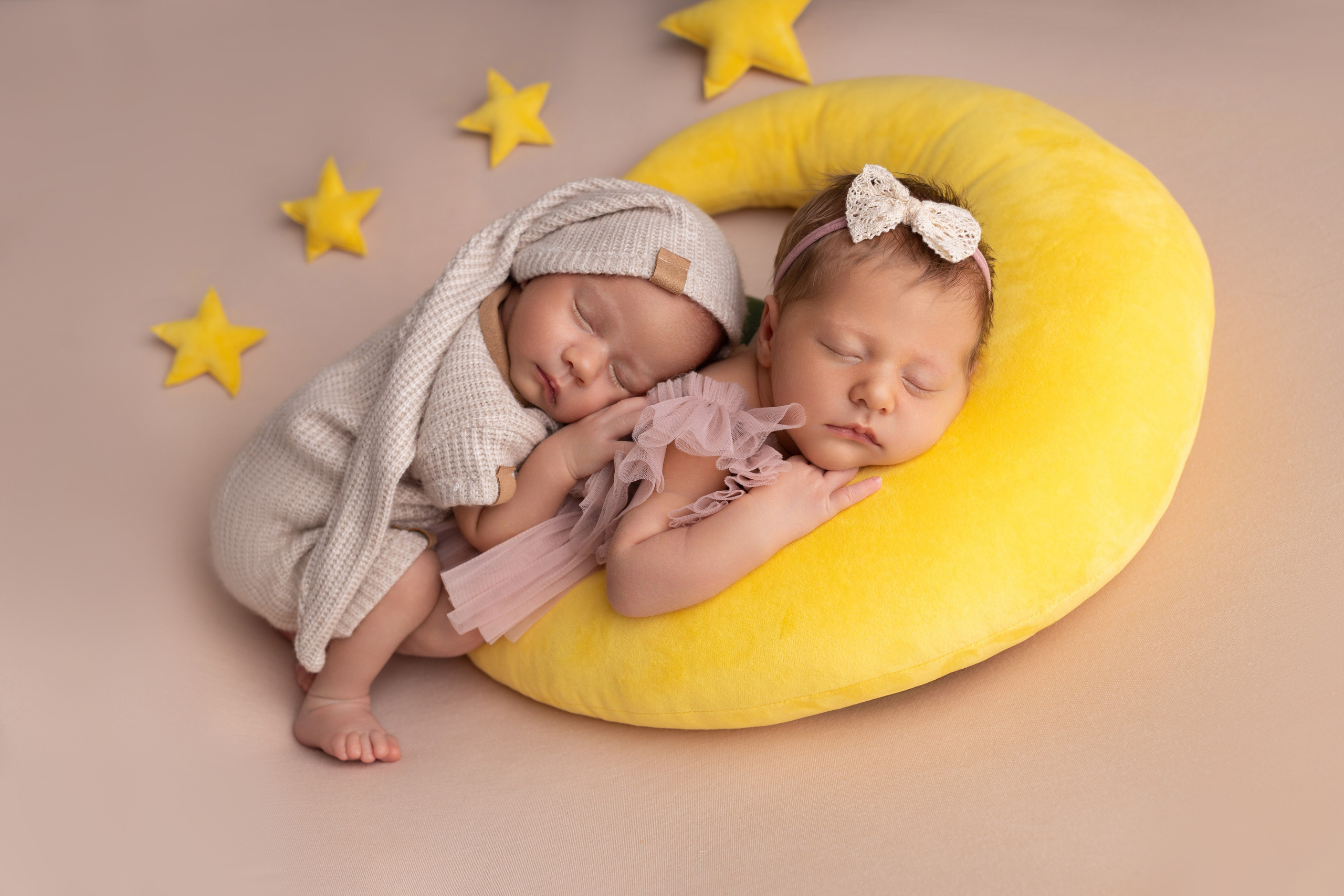 Фотосъемка двойни. Фотограф новорожденных малышей в Омске и Омской области Эльвира Камаева