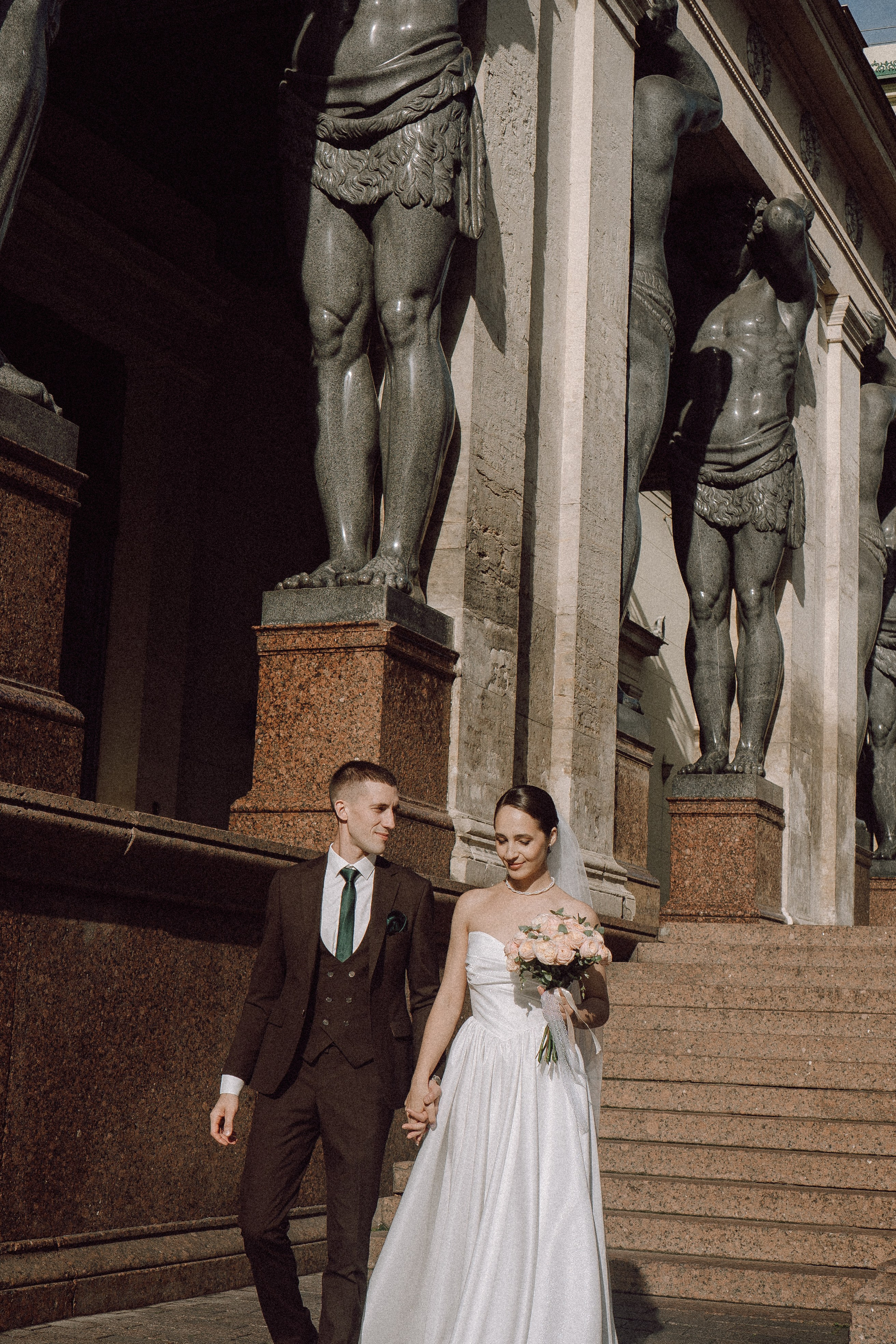 СВАДЕБНАЯ ПРОГУЛКА В САНТК-ПЕТЕРБУРГЕ (ИСАКИЕВСКИЙ СОБОР, ЗИМНЯЯ КАНАВКА, ЭРМИТАЖ И БОЛЬШАЯ МОРСКАЯ УЛИЦА). Профессиональный фотограф, Санкт-Петербург — Виктория Богомолова