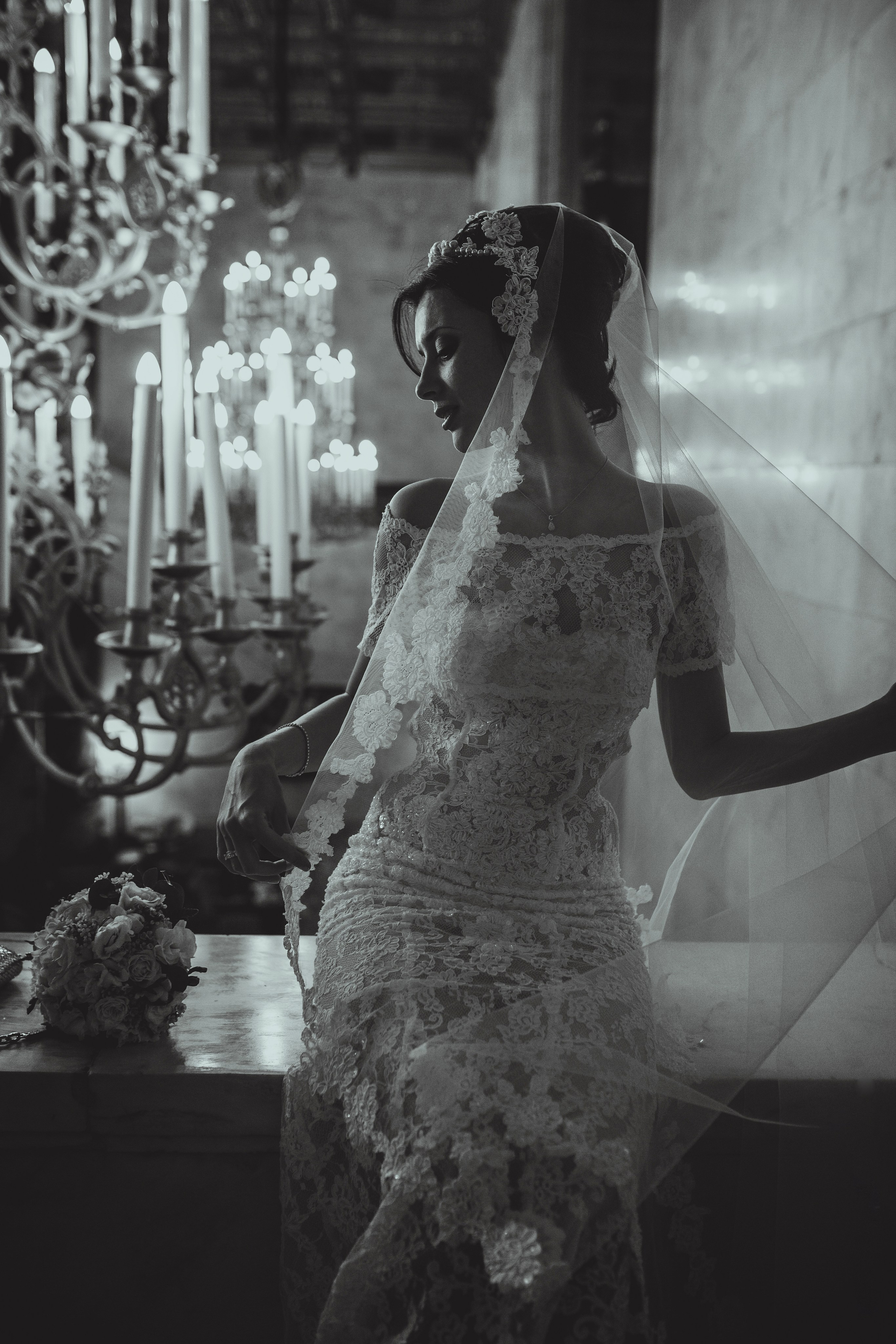 Невеста В свадебном платье красуется в гостинице Украина