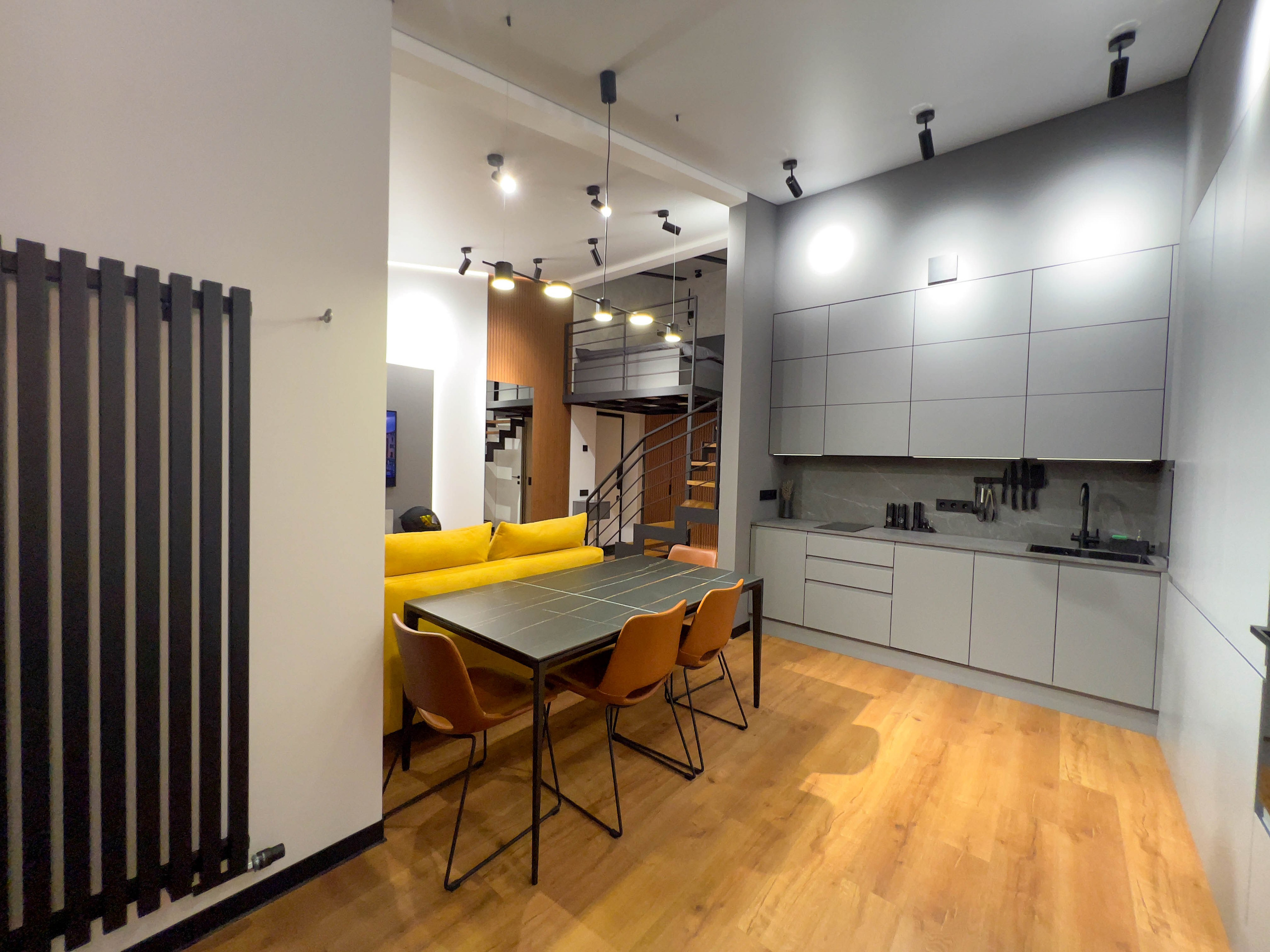 The apartment is on two levels. Fotograf Dmitrii Donets