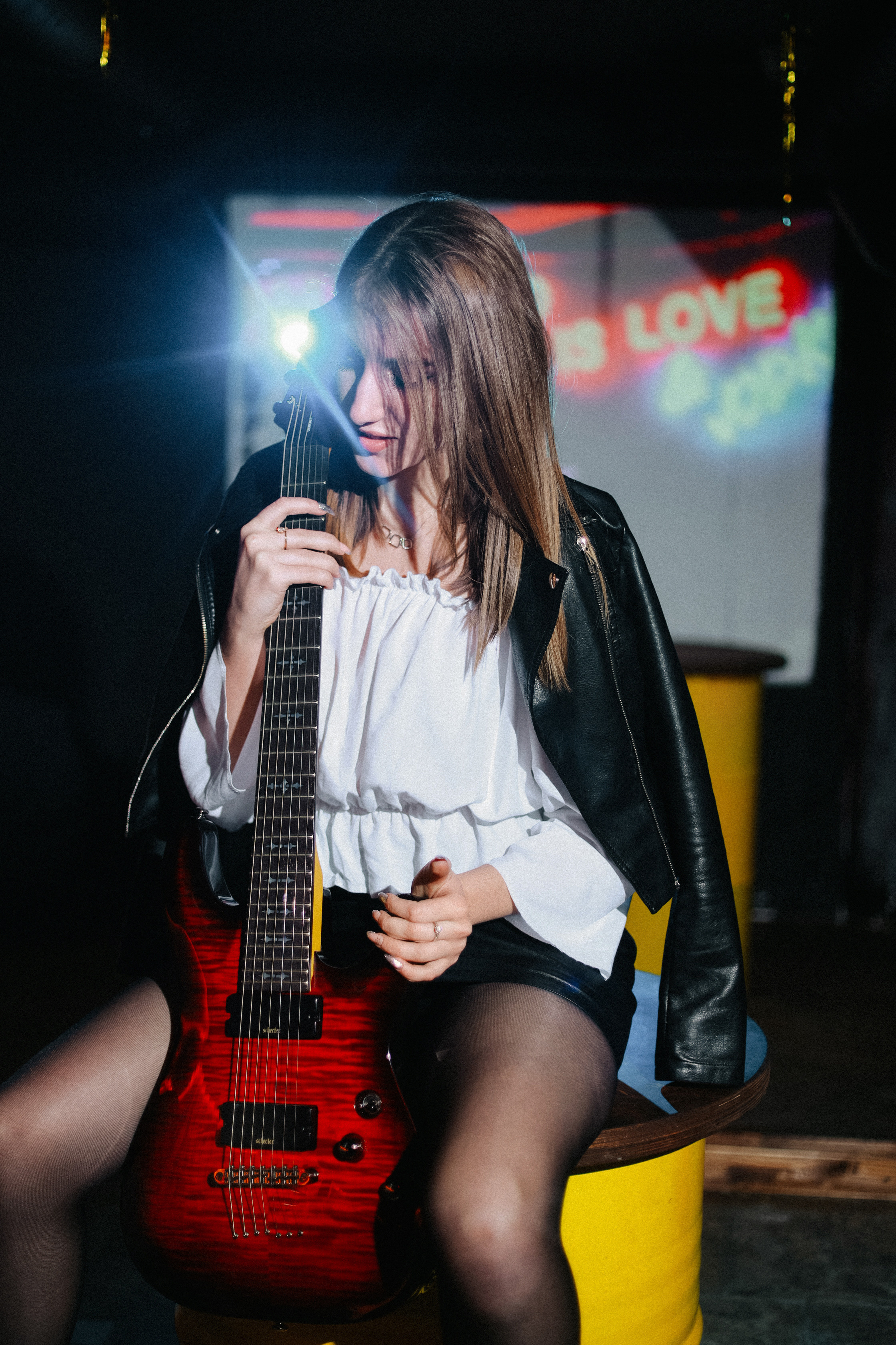 Фотосессия девушки с гитарой, в баре. Крым