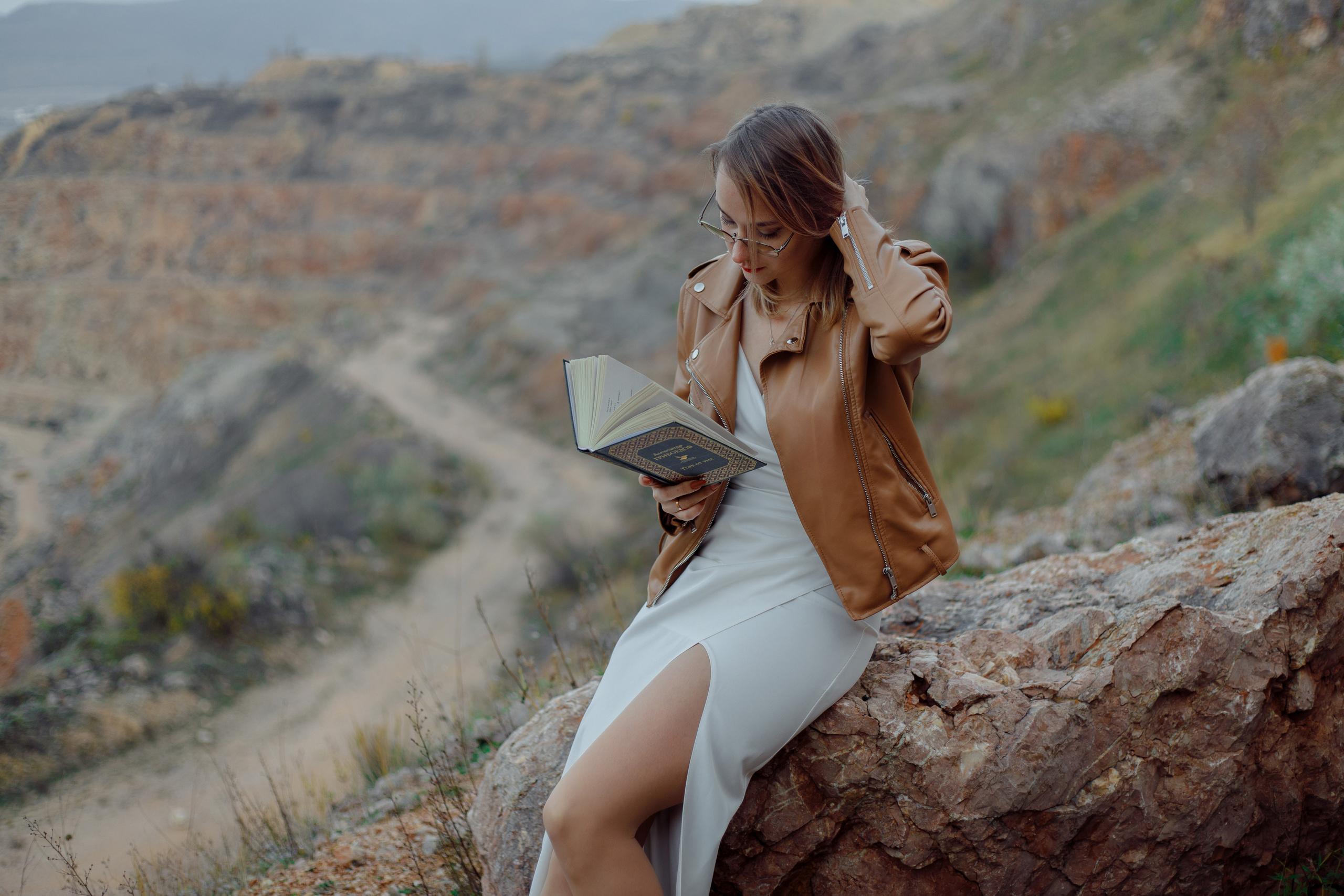 Фотосессия девушки с книгой