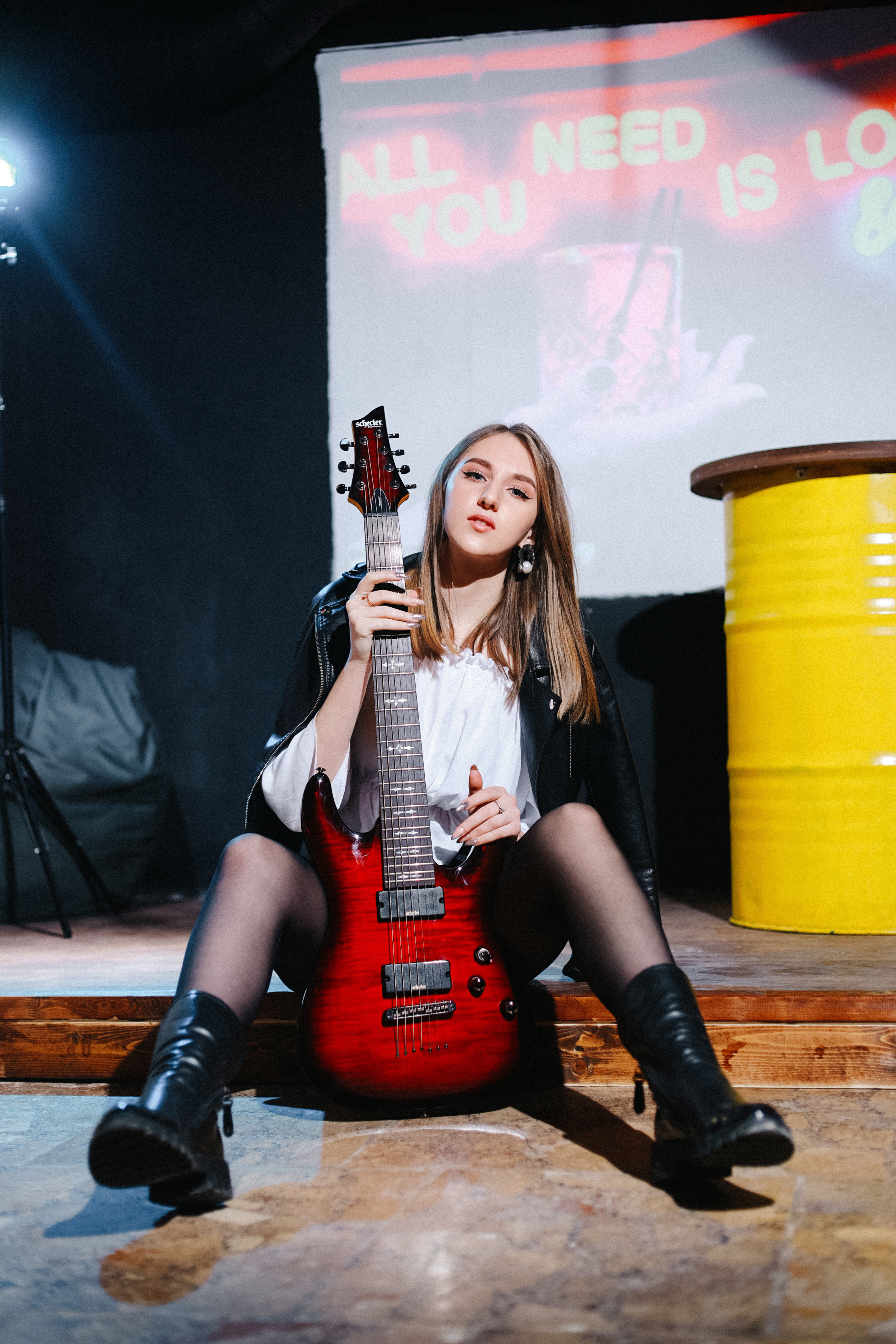 Фотосессия девушки с гитарой