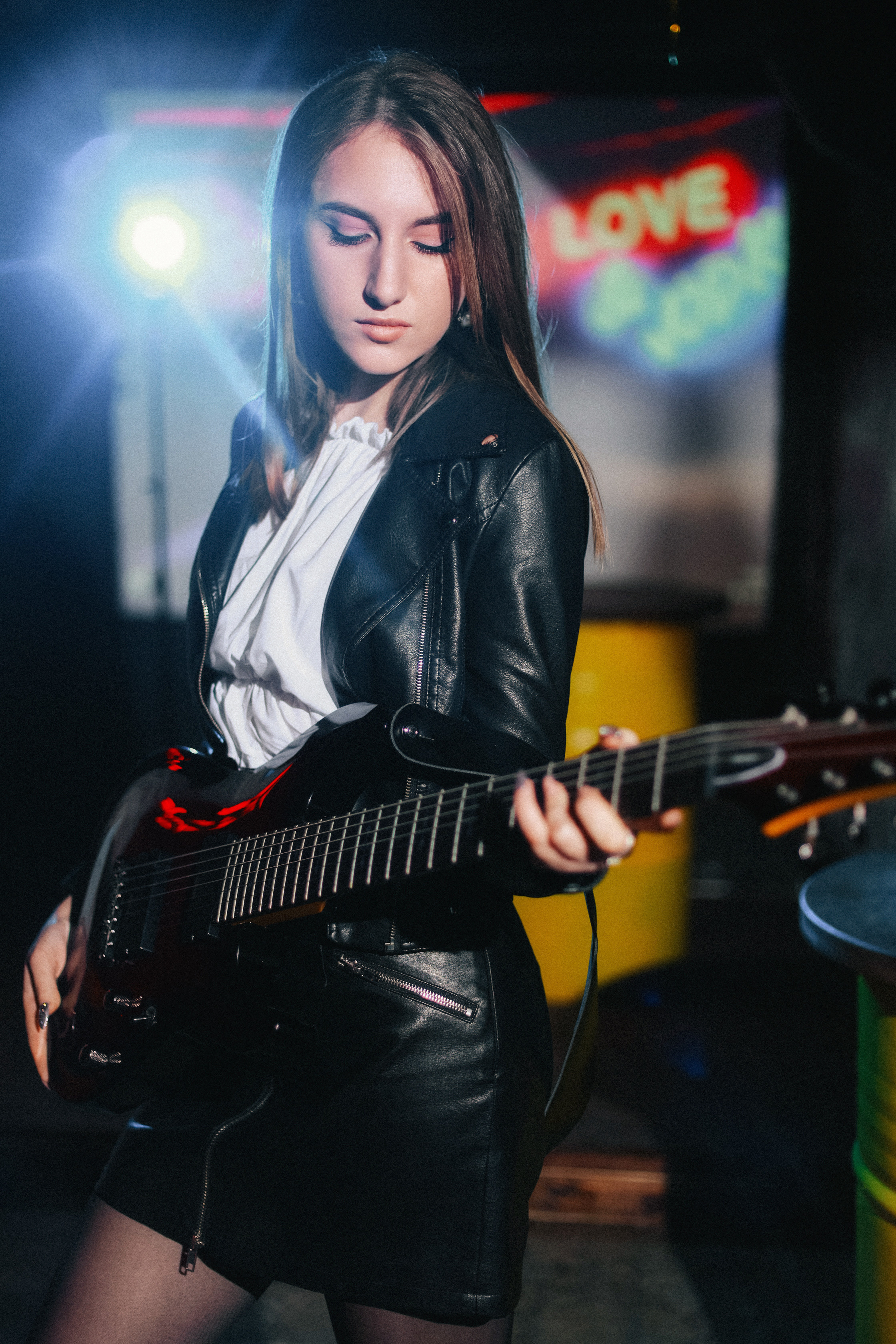 Фотосессия девушки в баре Рюмочная в Севастополе