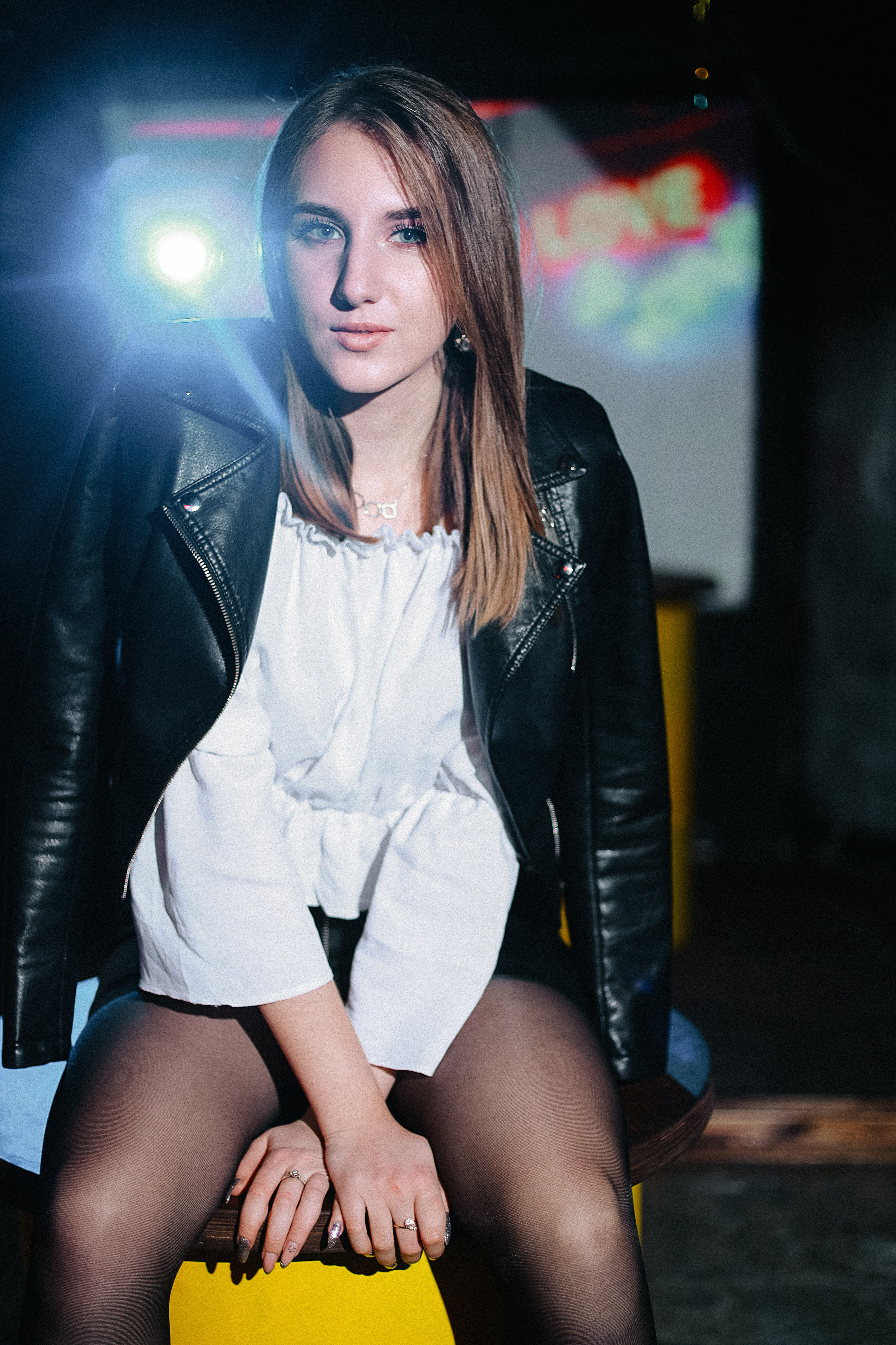 Фотосессия девушки с гитарой, в баре