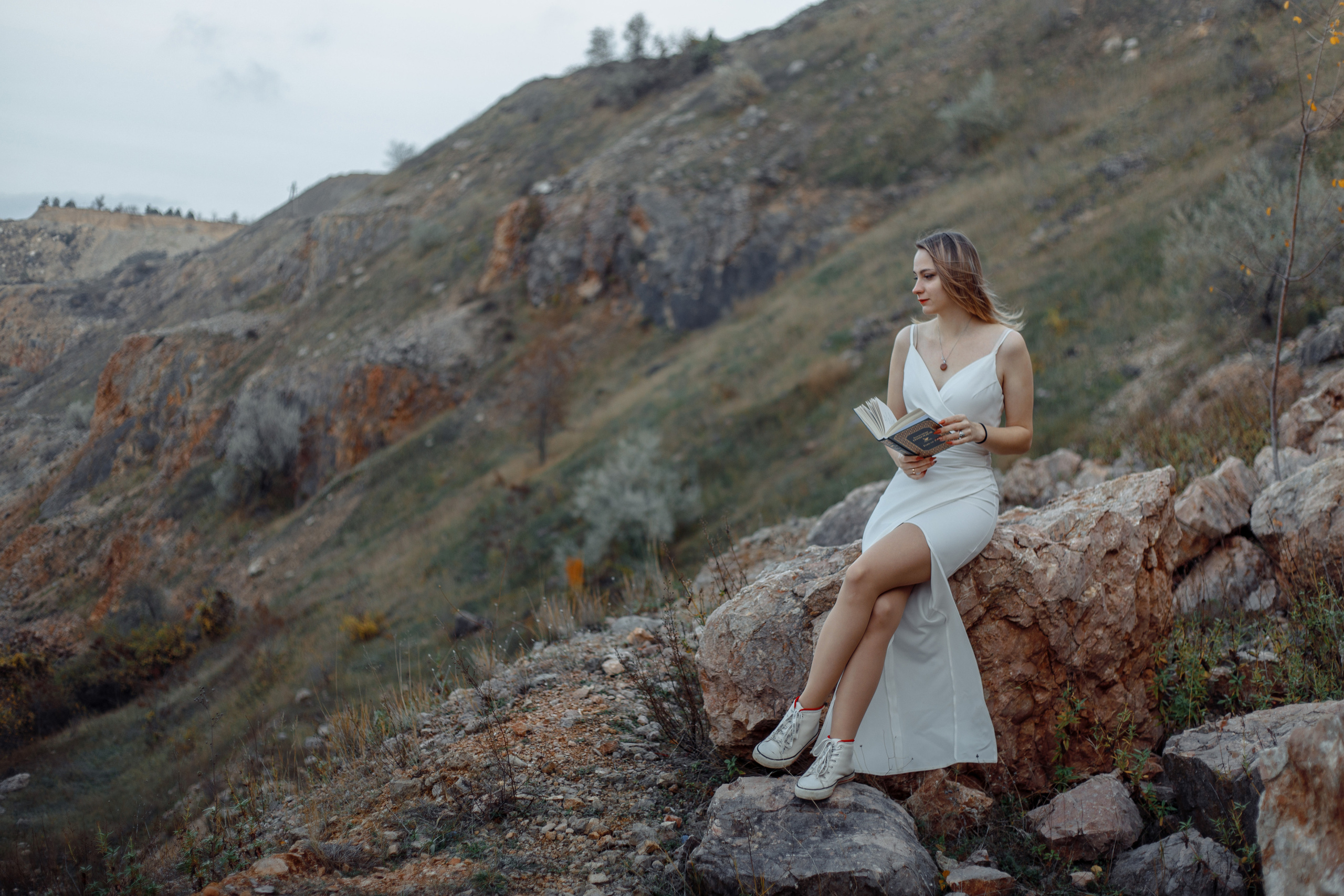 Фотосессия девушки с книгой в Крыму