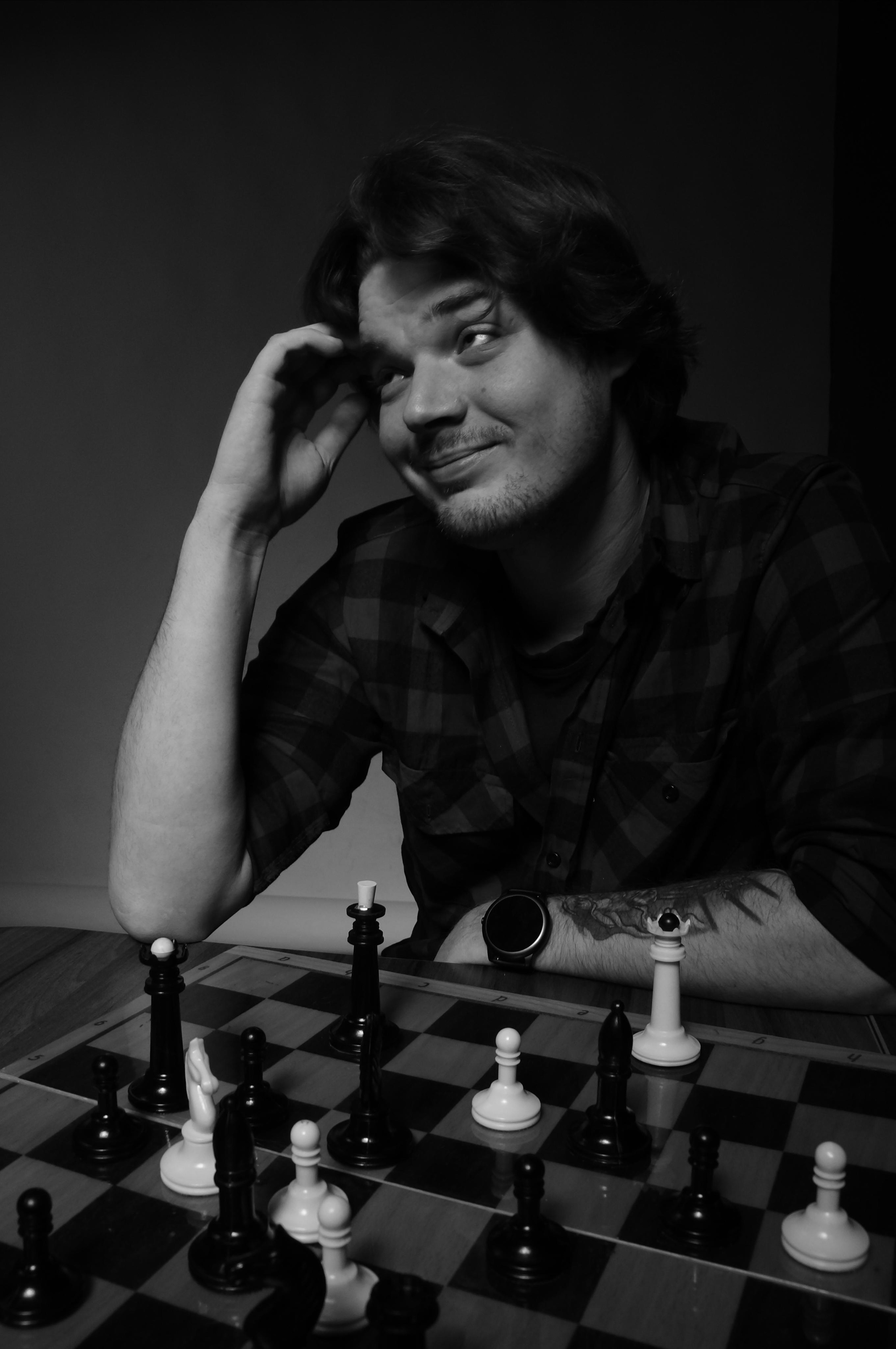 Мужская фотосъёмка с шахматами