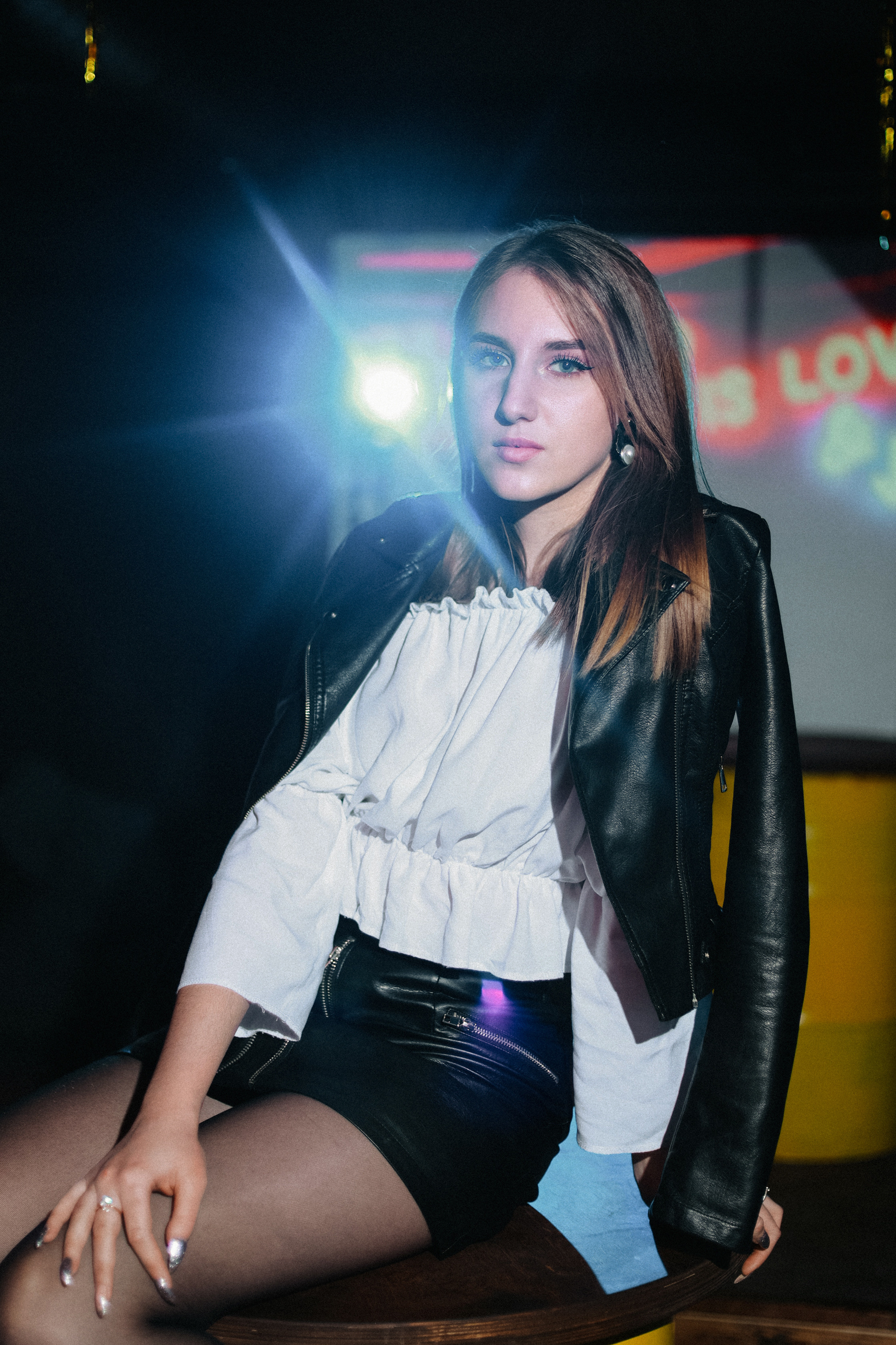 Фотосессия девушки с гитарой, в баре. Севастополь