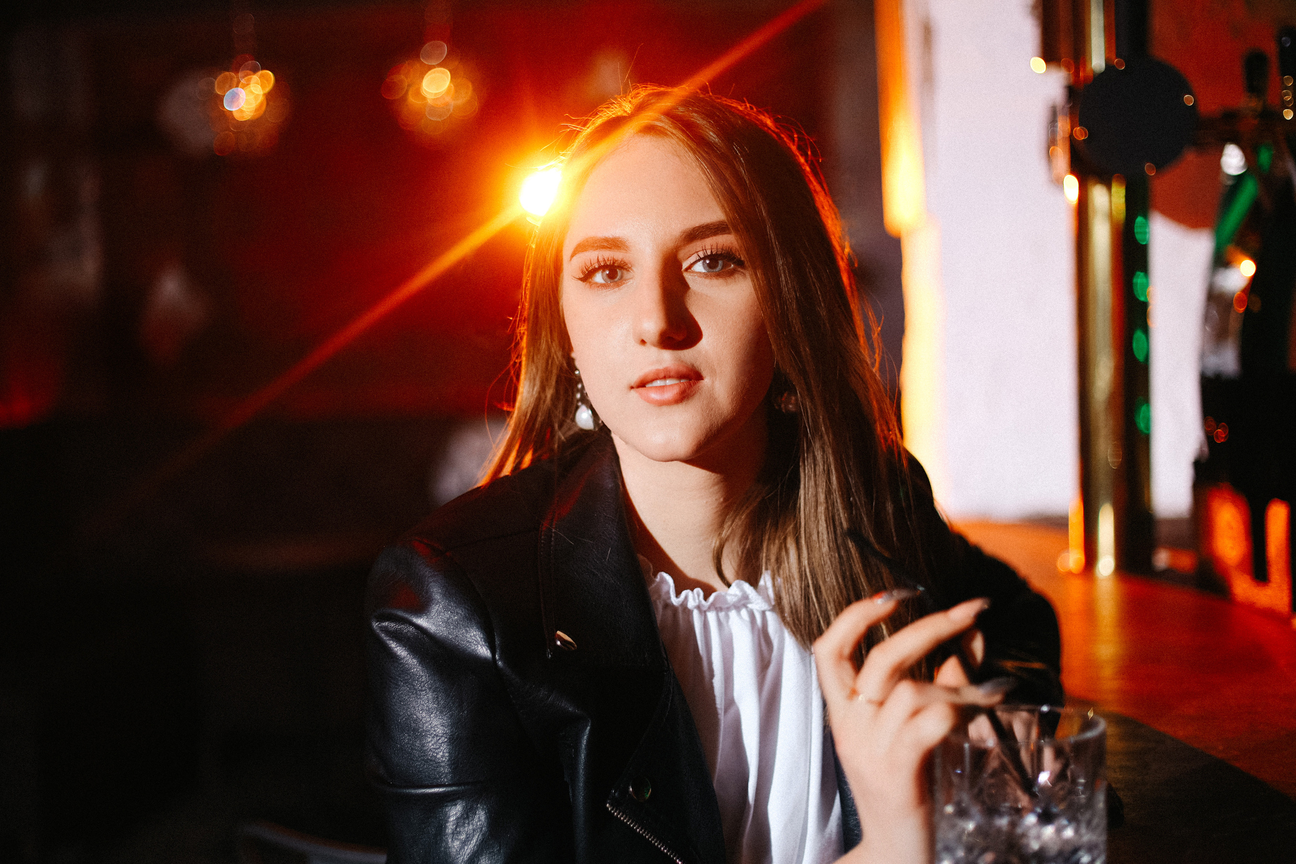 Фотосессия девушки в баре с контровым