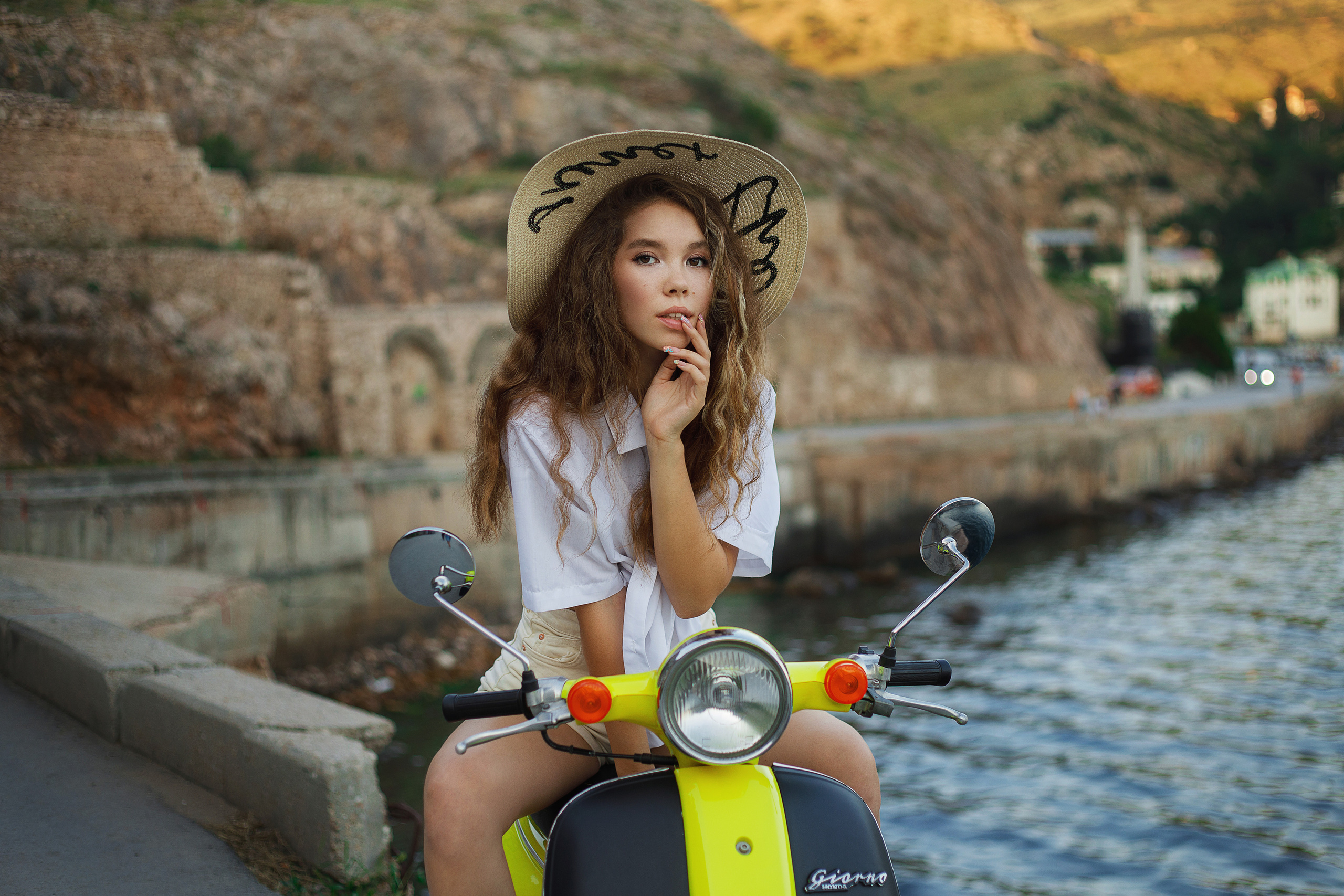 Фотосъёмка девушки с мопедом