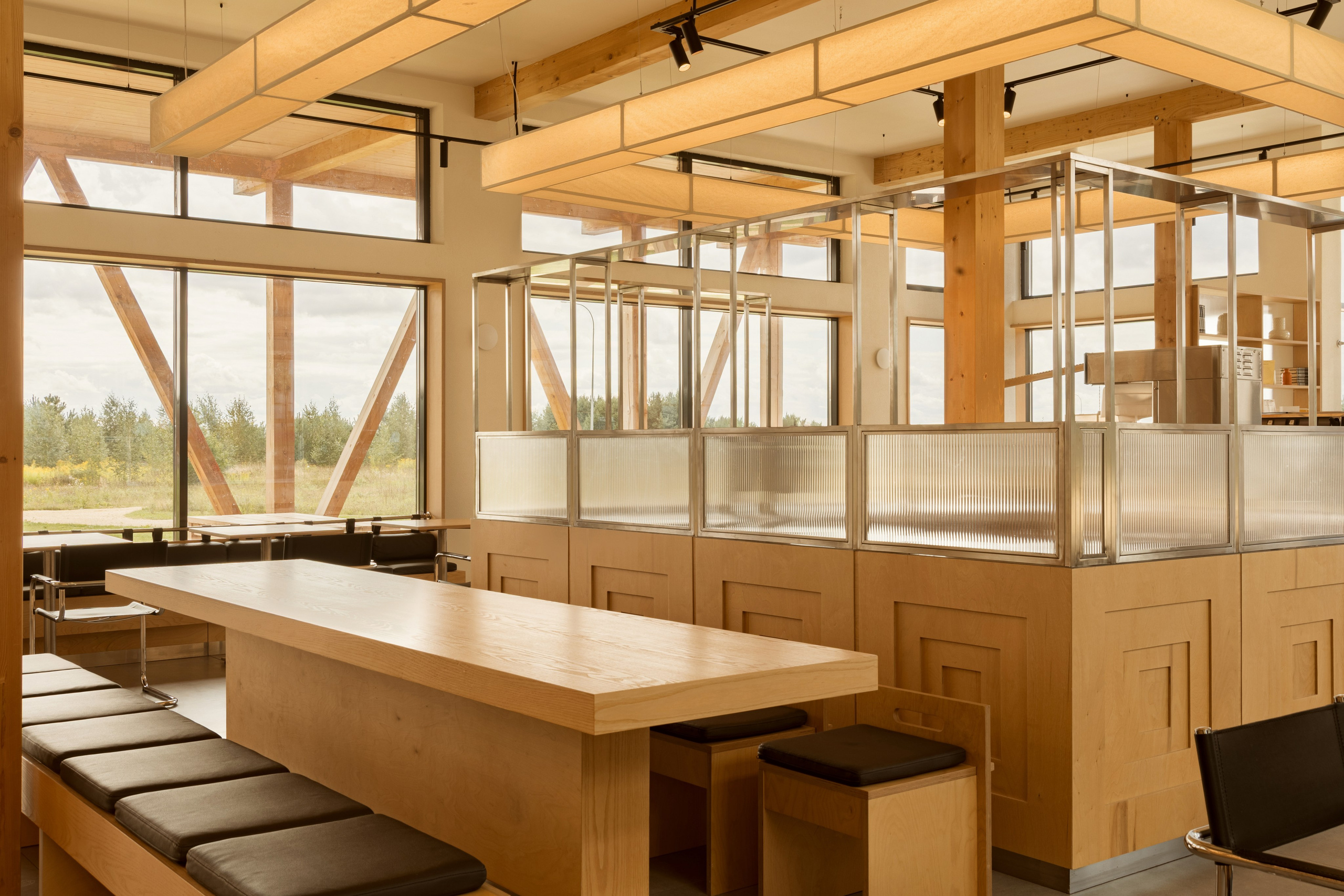 Модернистское кафе-пиццерия на природе: проект FruitDesign с акцентом на созерцание. Интерьерный фотограф в Нижнем Новгороде и Москве Владимир Гудков