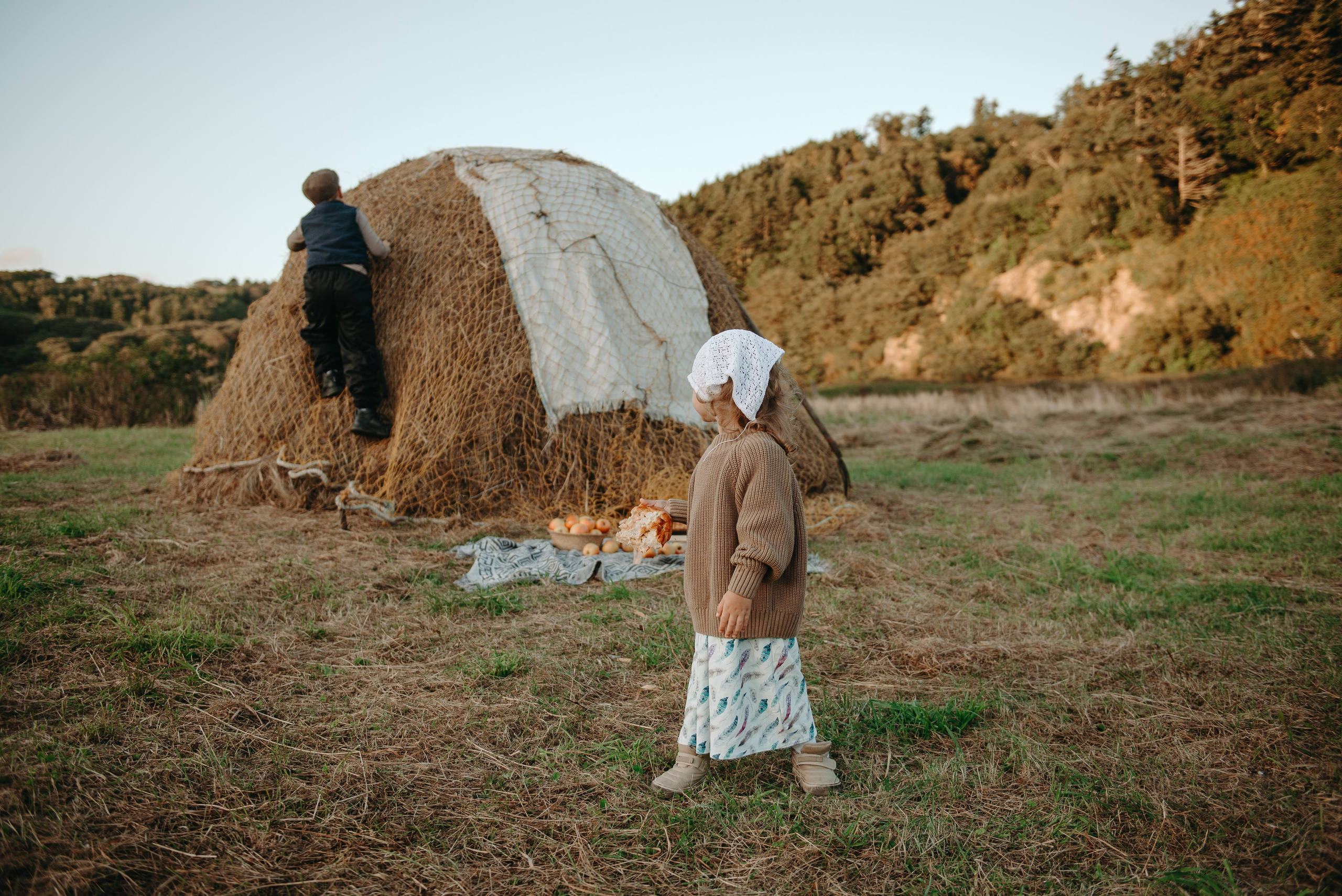 Дениска и Пелагея на сенокосе. Ирина Метелица фотограф на Шикотане