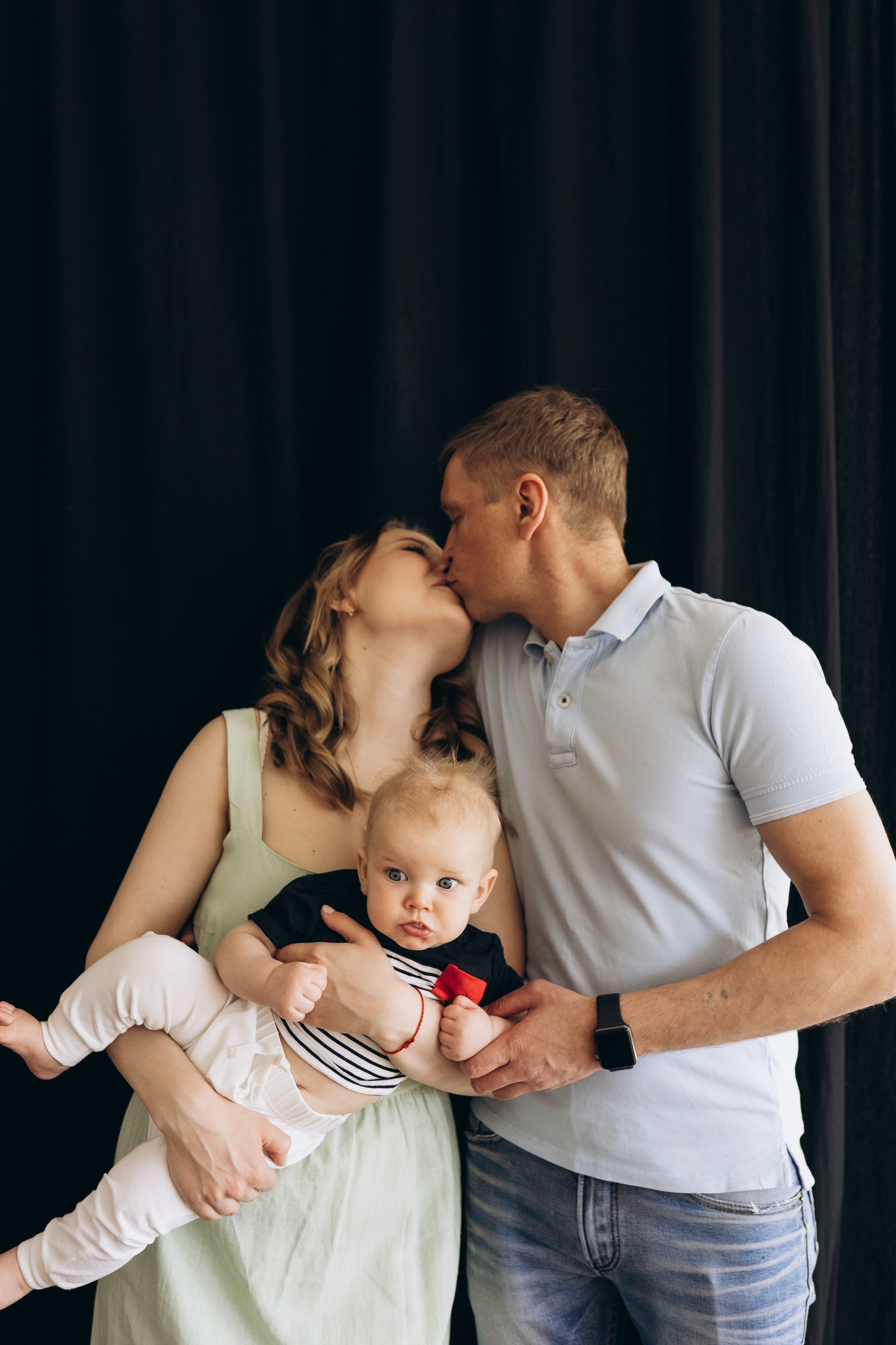 Семейная фотосессия в студии в Москве, семейный фотограф Анна Полушина. Свадебный фотограф в Москве Анна Полушина