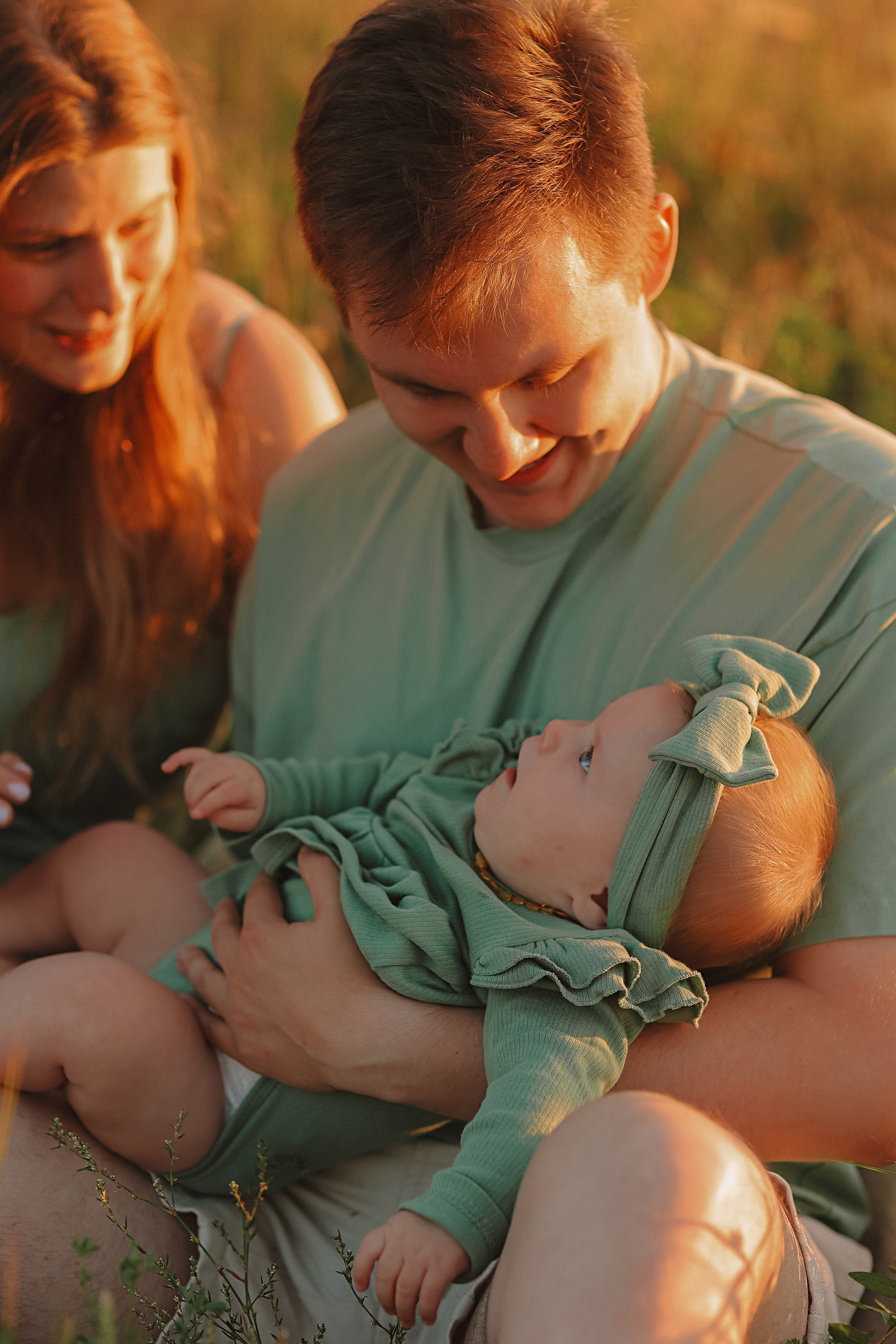 Закатное поле семейная. Семейный фотограф Тюмень, фотограф на роды Салмина Мария