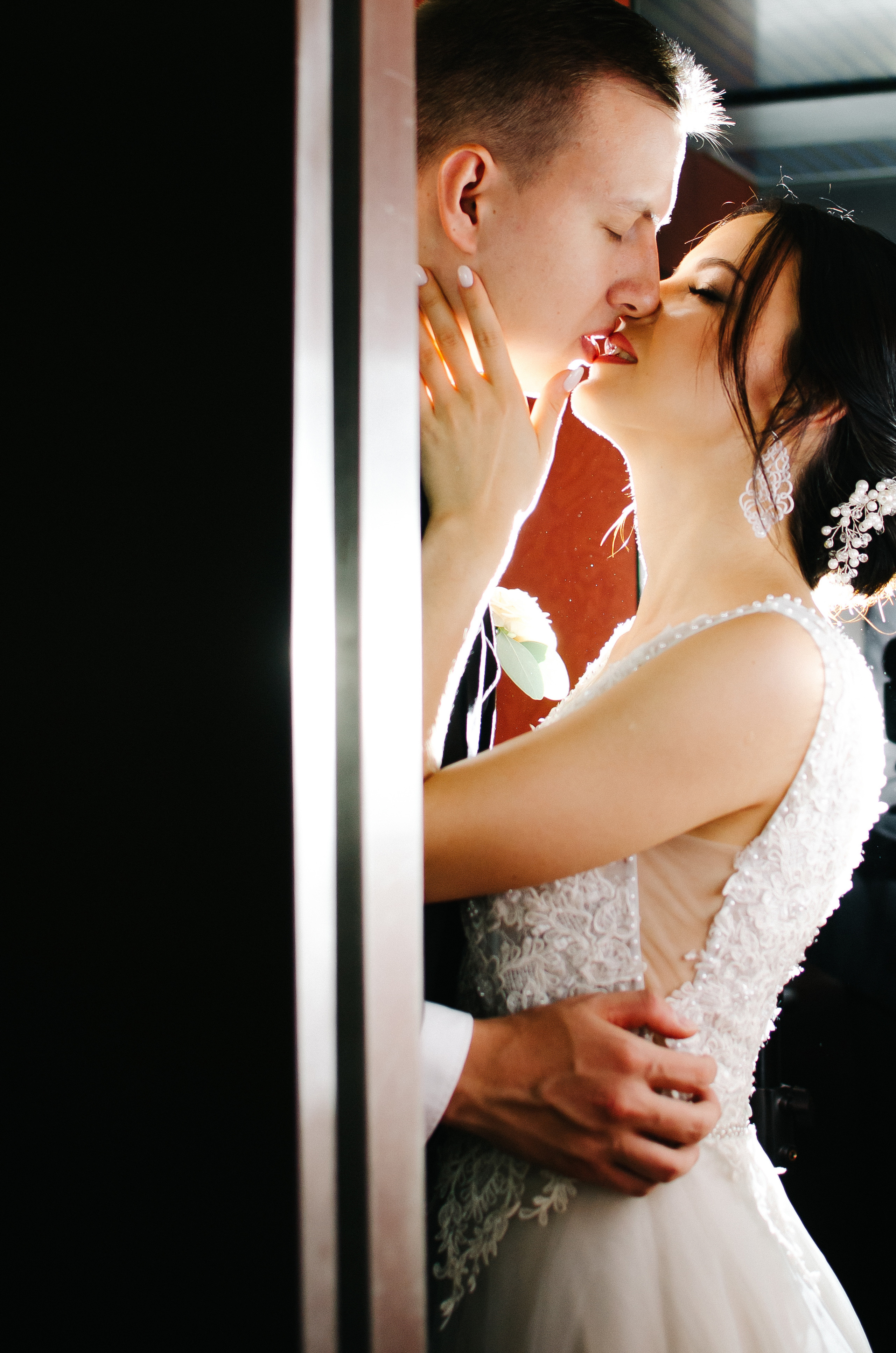 пара целуется в лифте 