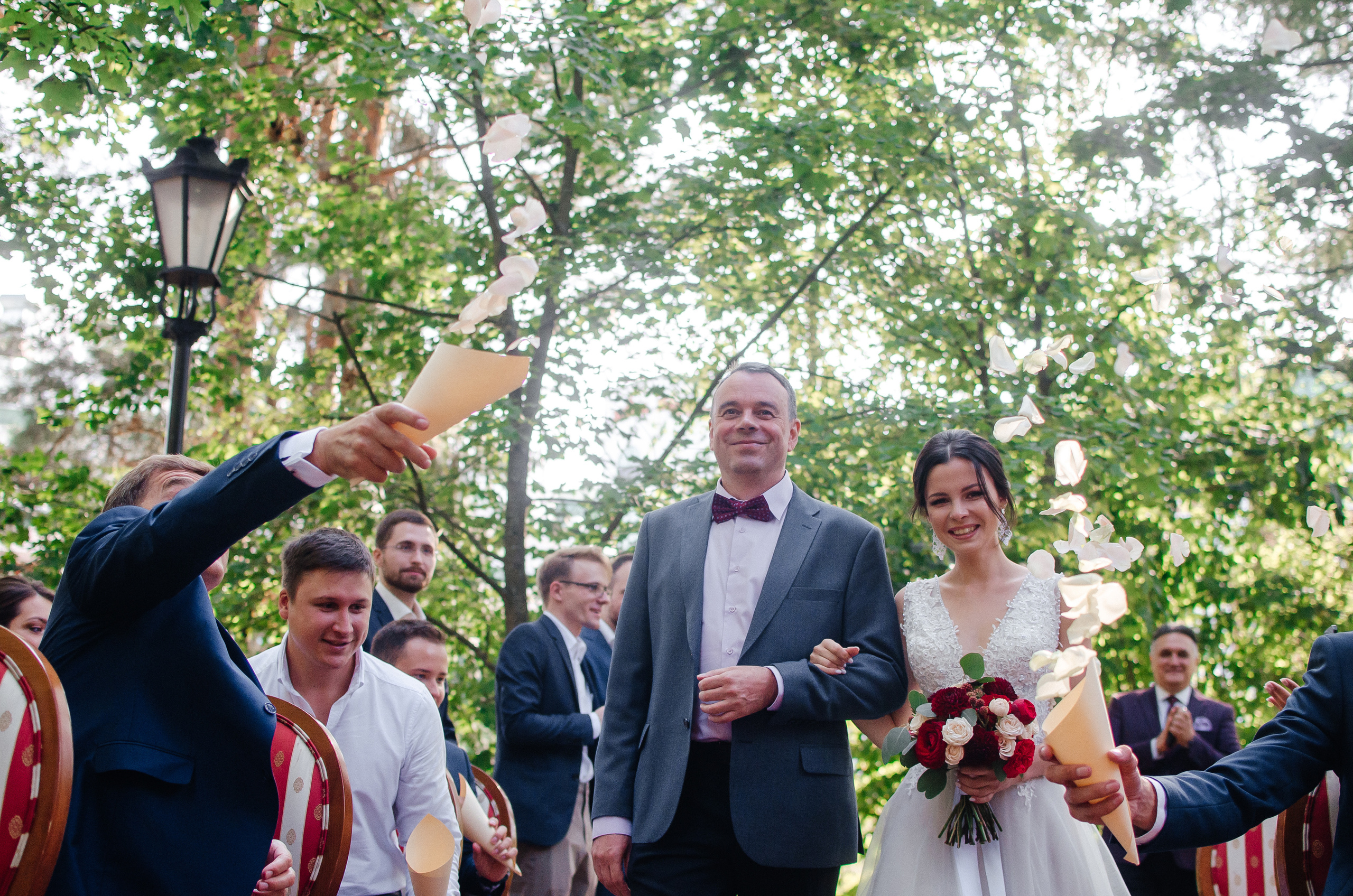 папа ведет невесту