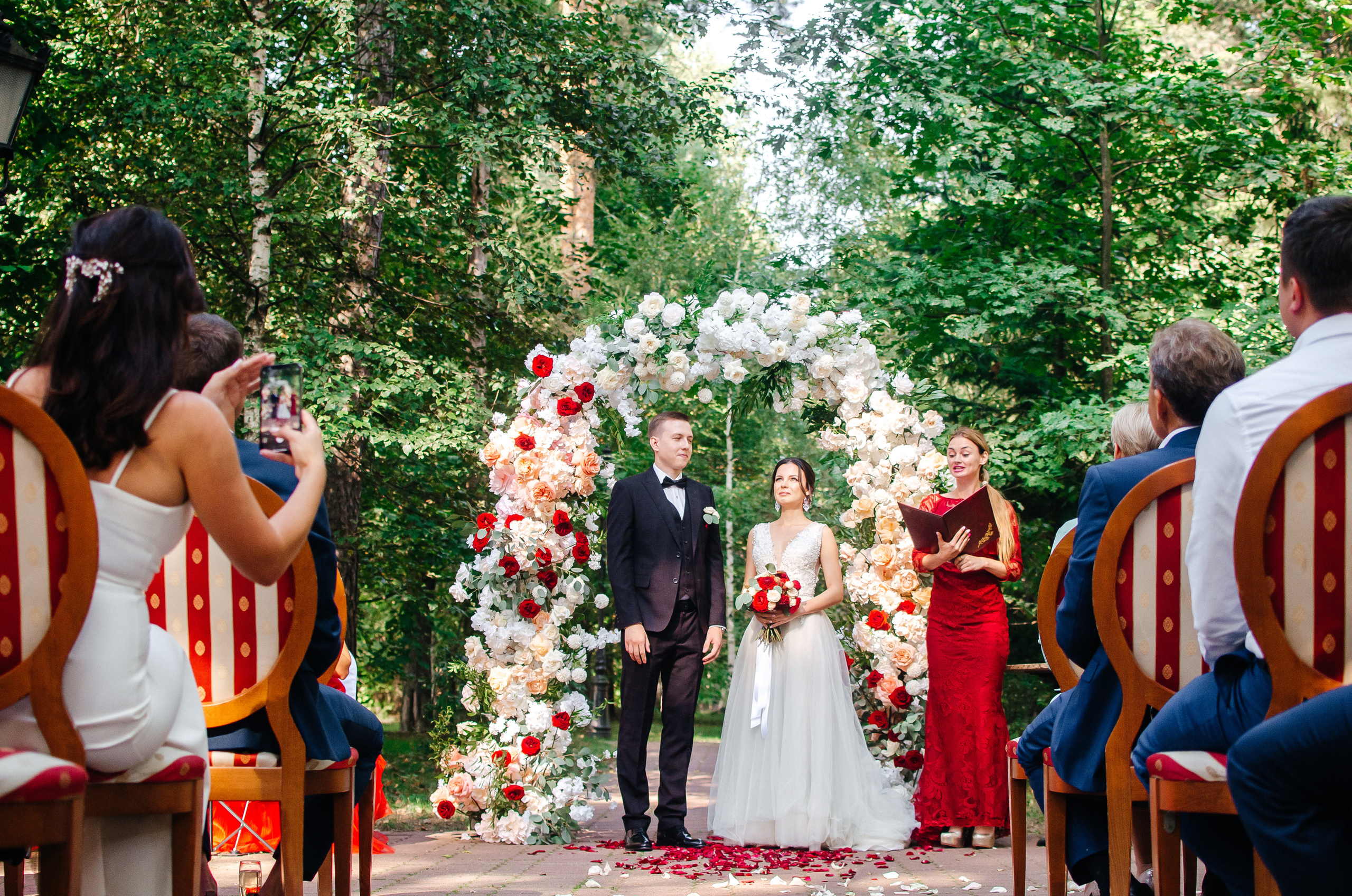 жених с невестой выездная регистрация 