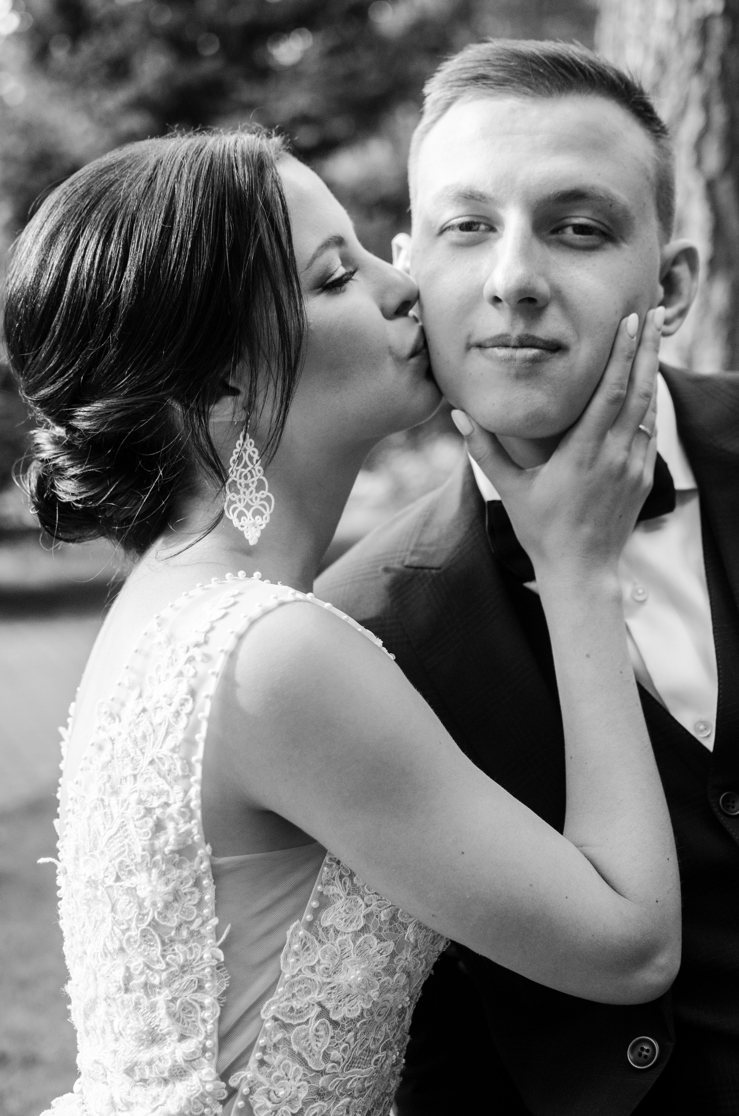 невеста в платье целует жениха 