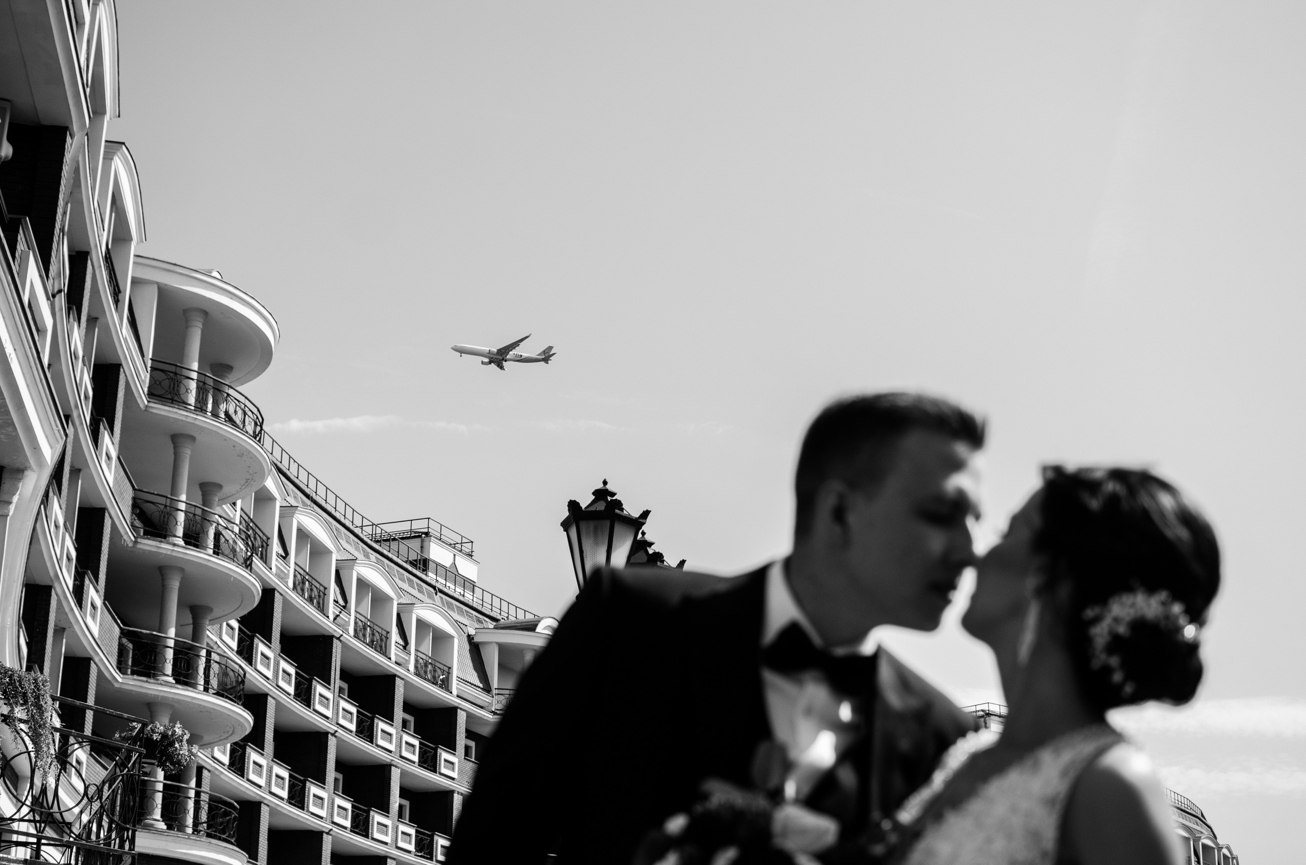 поцелуй пары на фоне самолета 