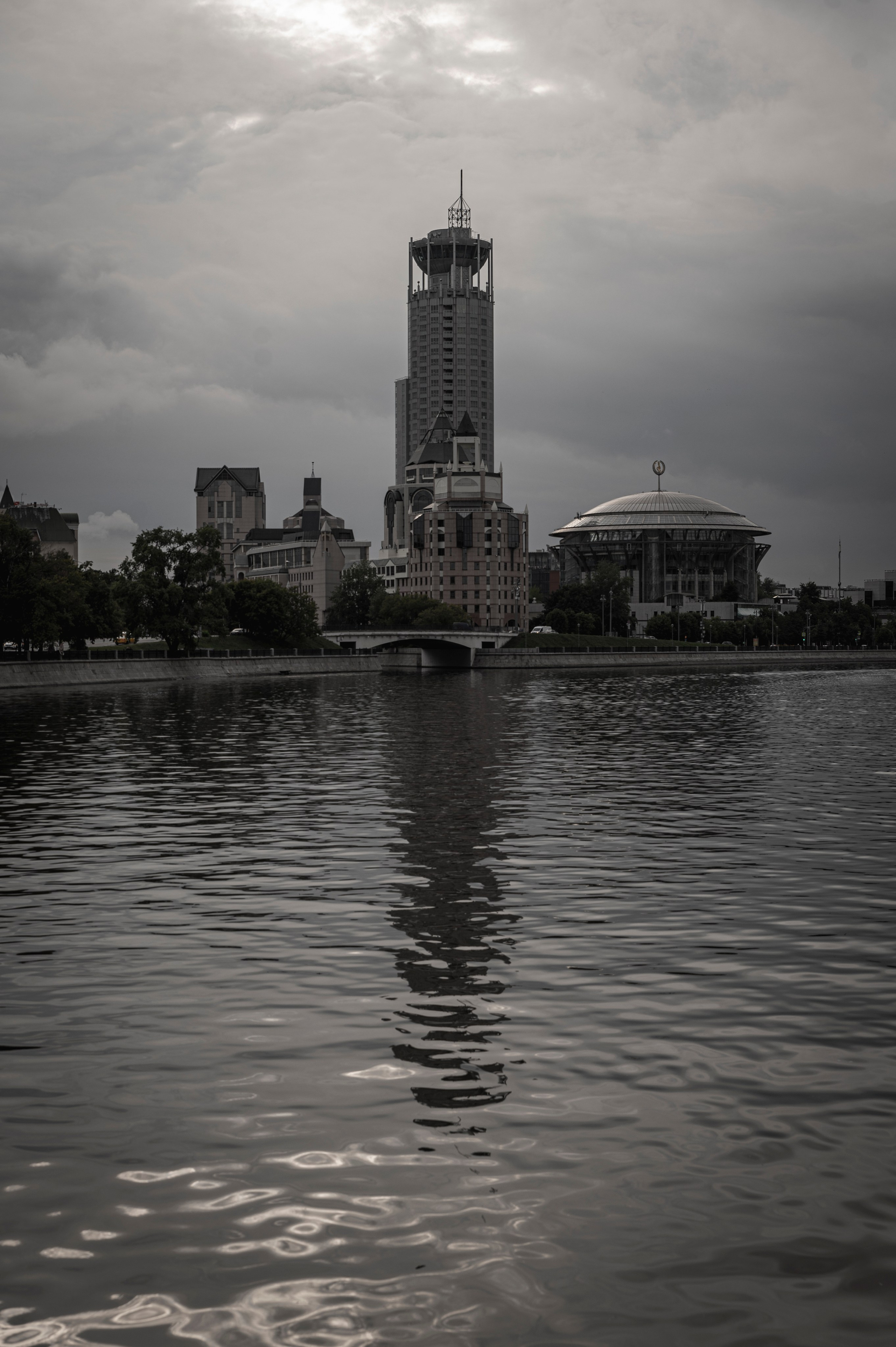 Москва-река. Лето. Яхта. Фотограф Роман Адлер