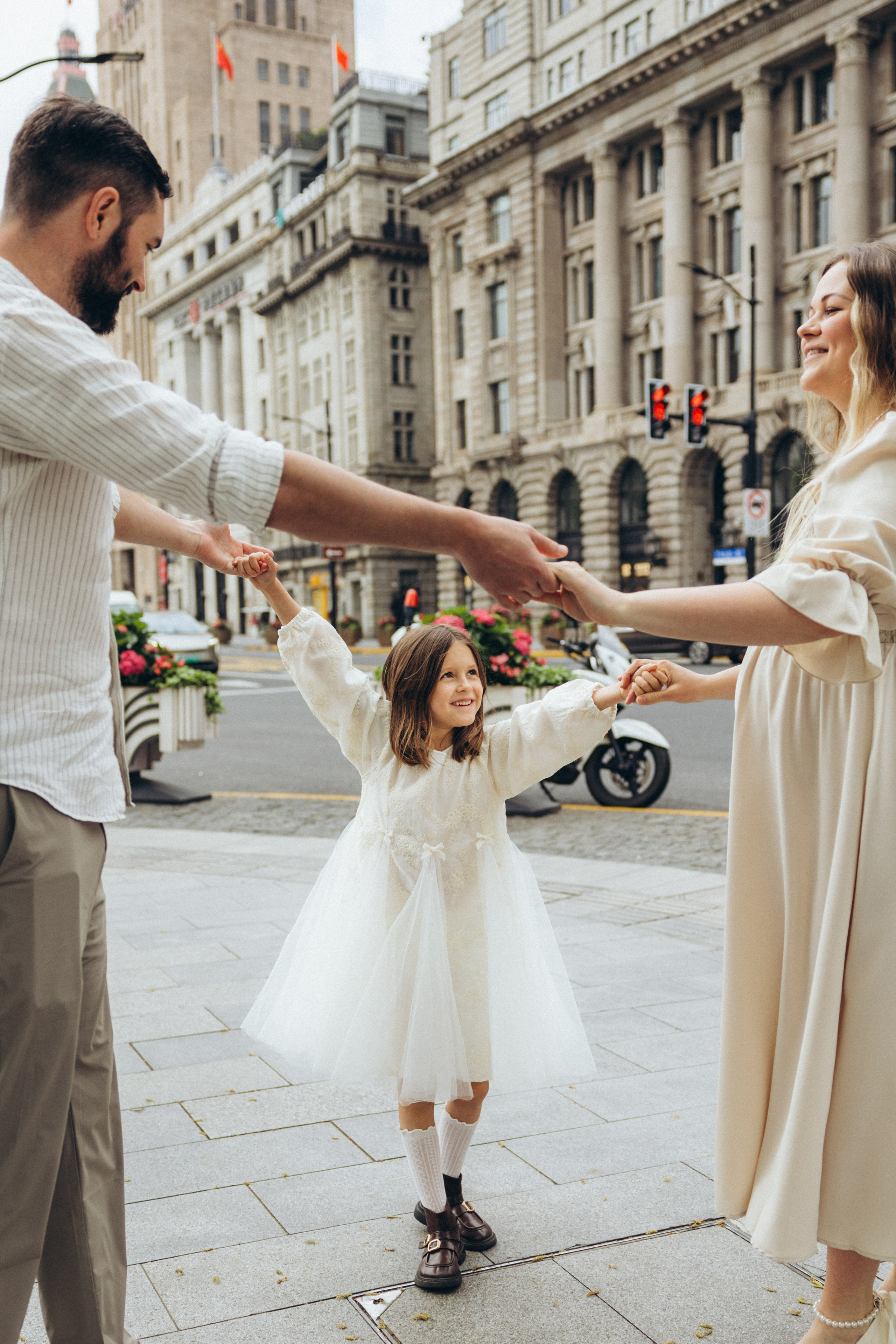 Outside. Family photographer Akulova Natalia in Shanghai, China