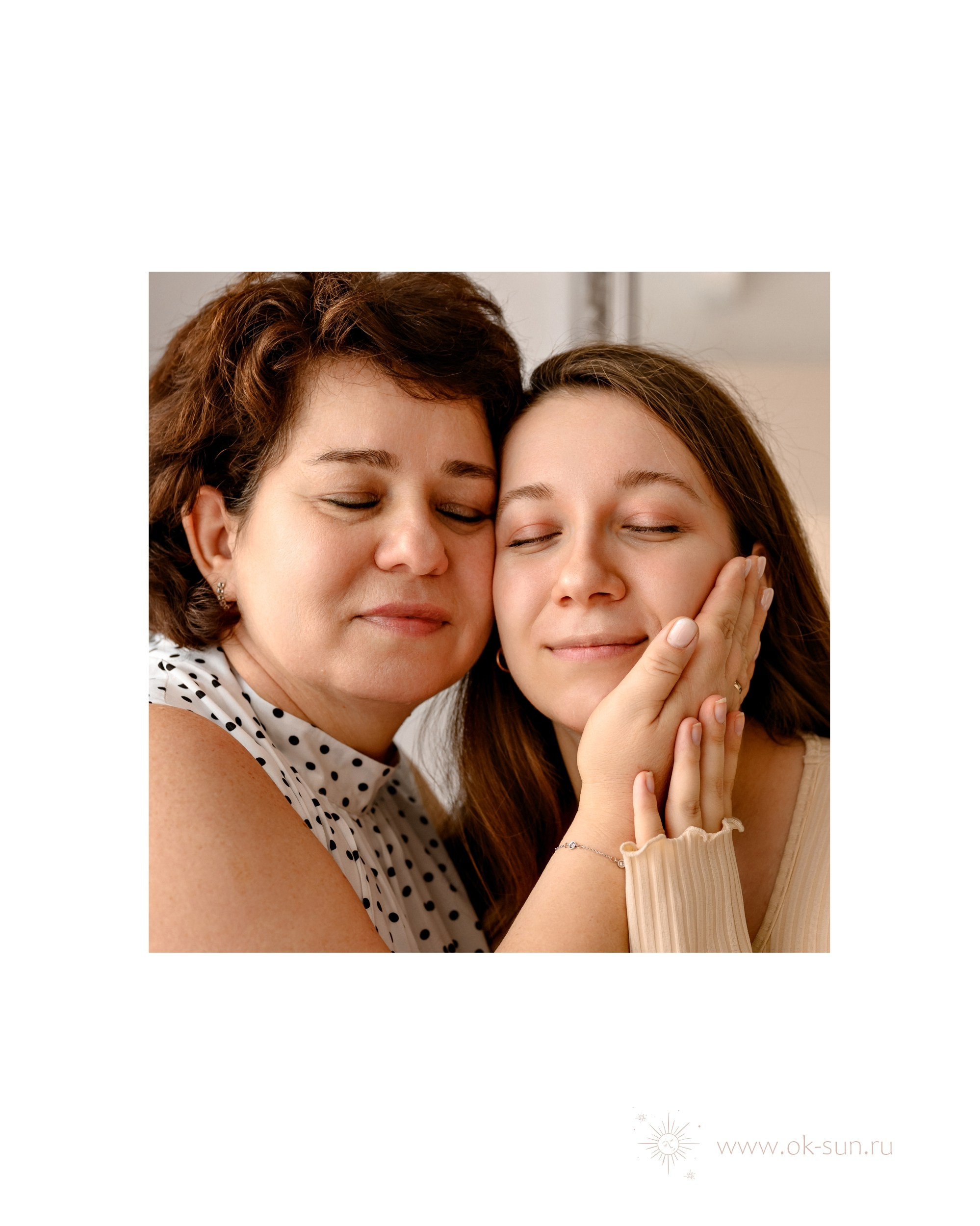 Новогодняя фотосессия беременности с бабушкой в студии