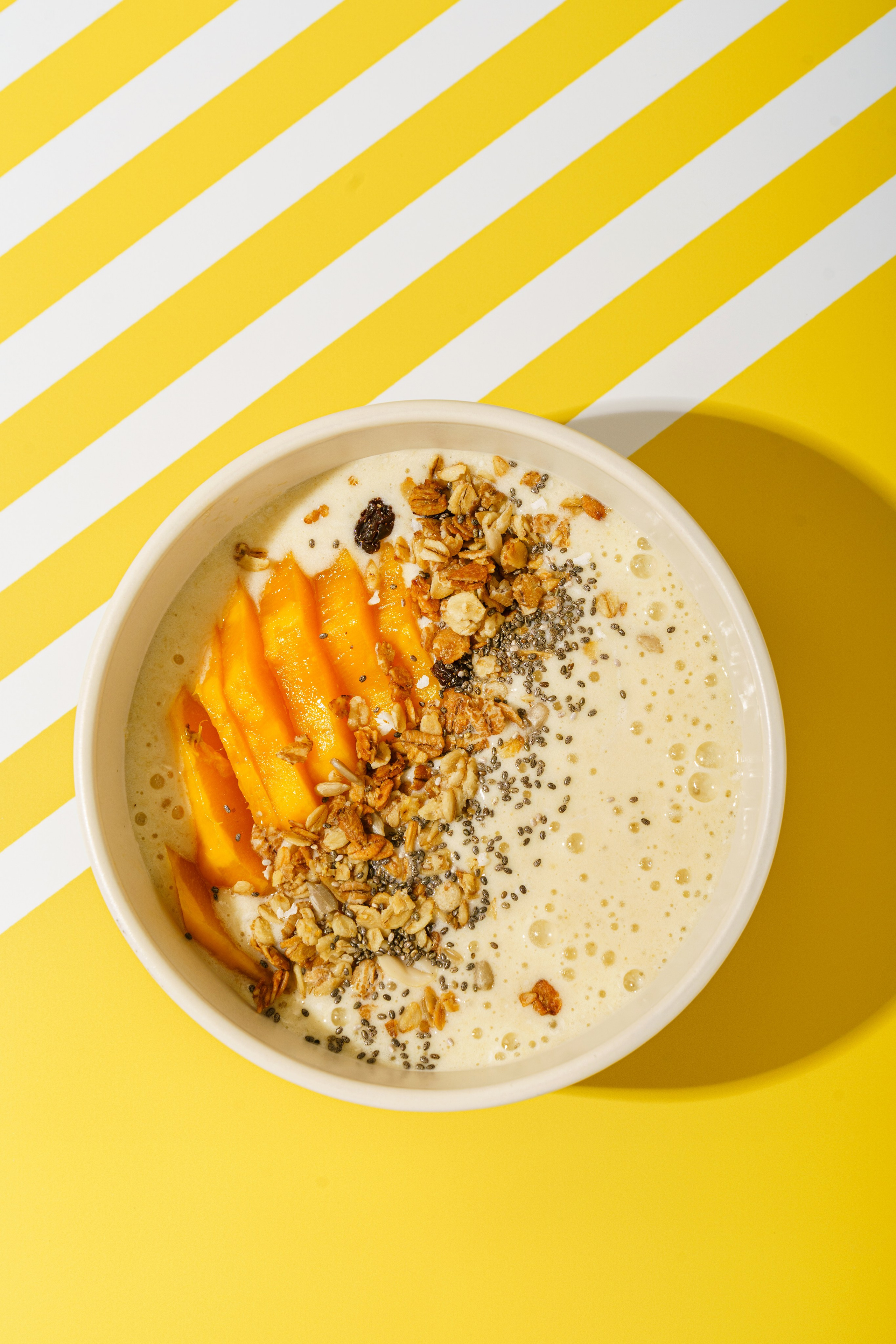 Смузи боул с манго, балийская кухня