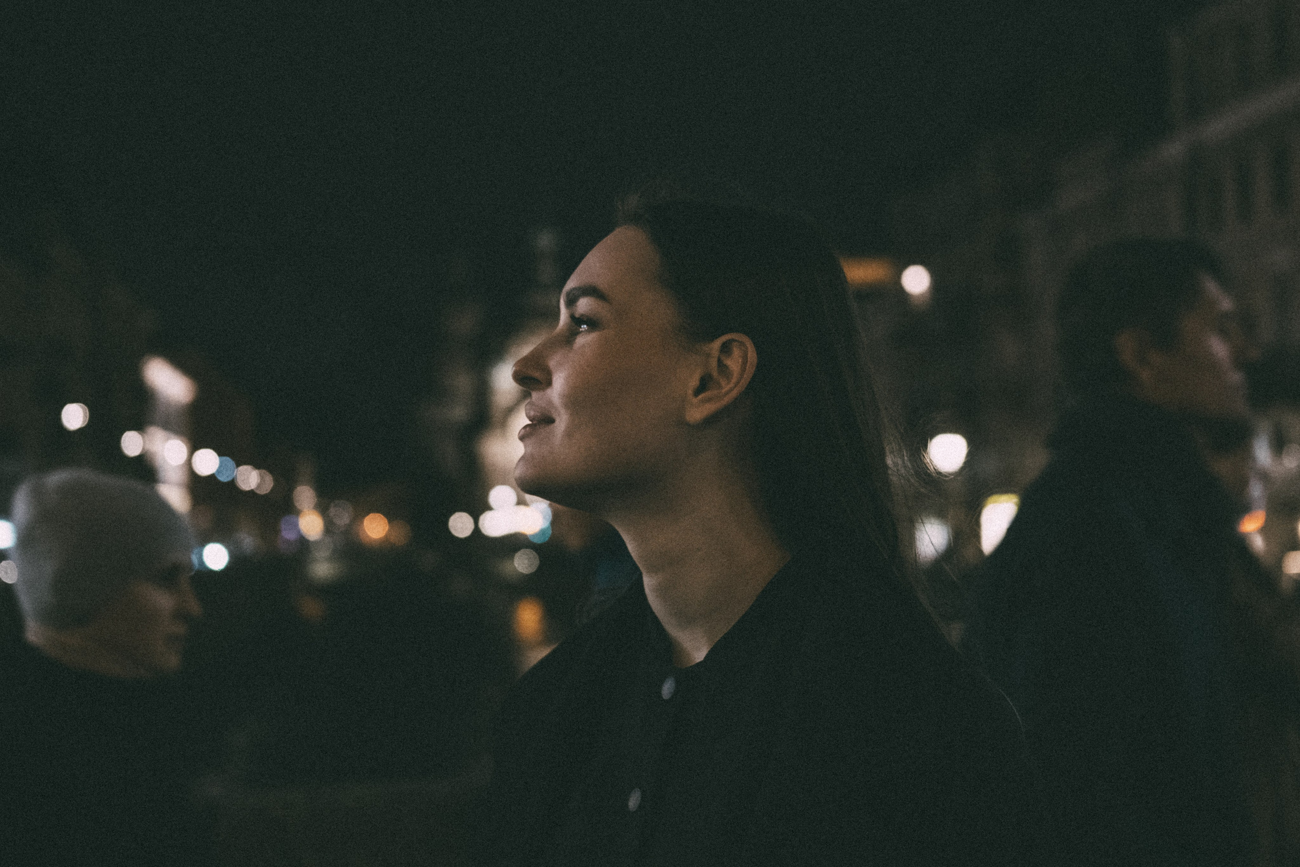 Ночная фотосессия по центру Санкт-Петербурга. Девушка на фоне ночных огней. Фотограф в СПб - Александр Шведов