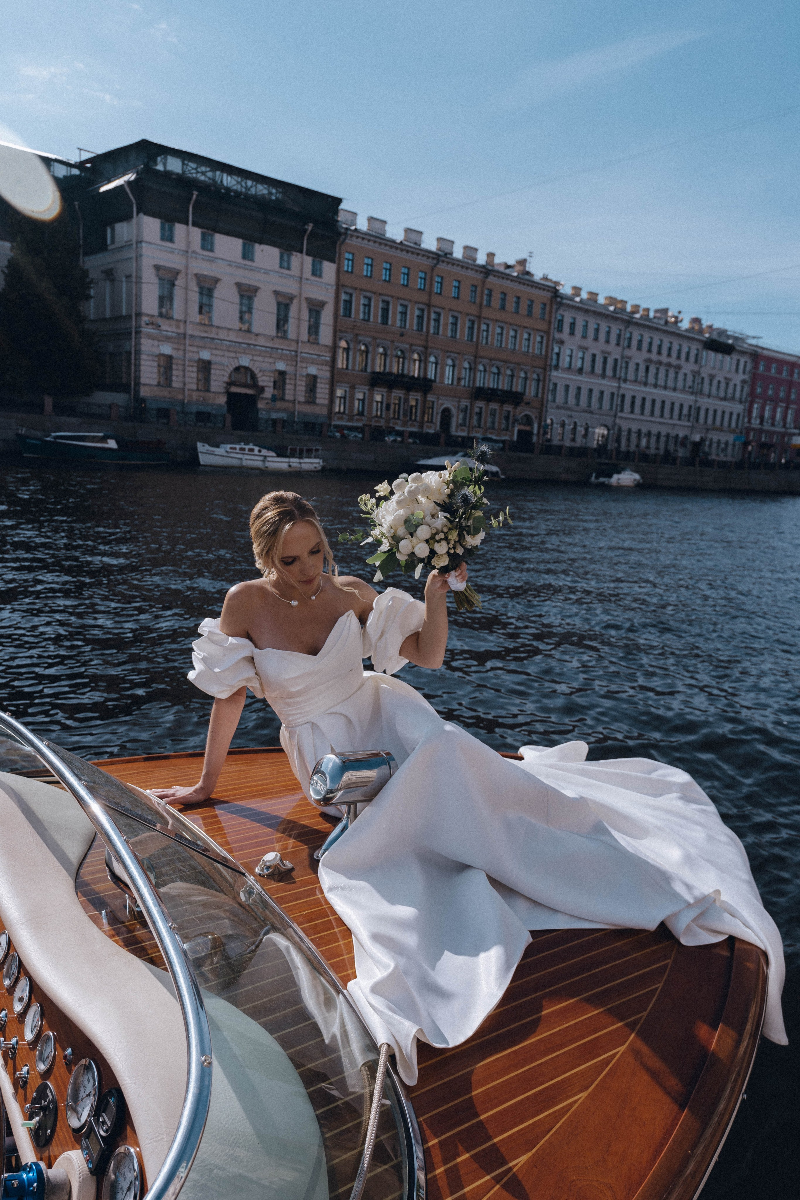 СВАДЕНБНАЯ СЬЕМКА НА КАТЕРЕ ПО КАНАЛАМ САНКТ-ПЕТЕРБУРГА И В АКВАТОРИИ НЕВЫ. Профессиональный фотограф, Санкт-Петербург — Виктория Богомолова