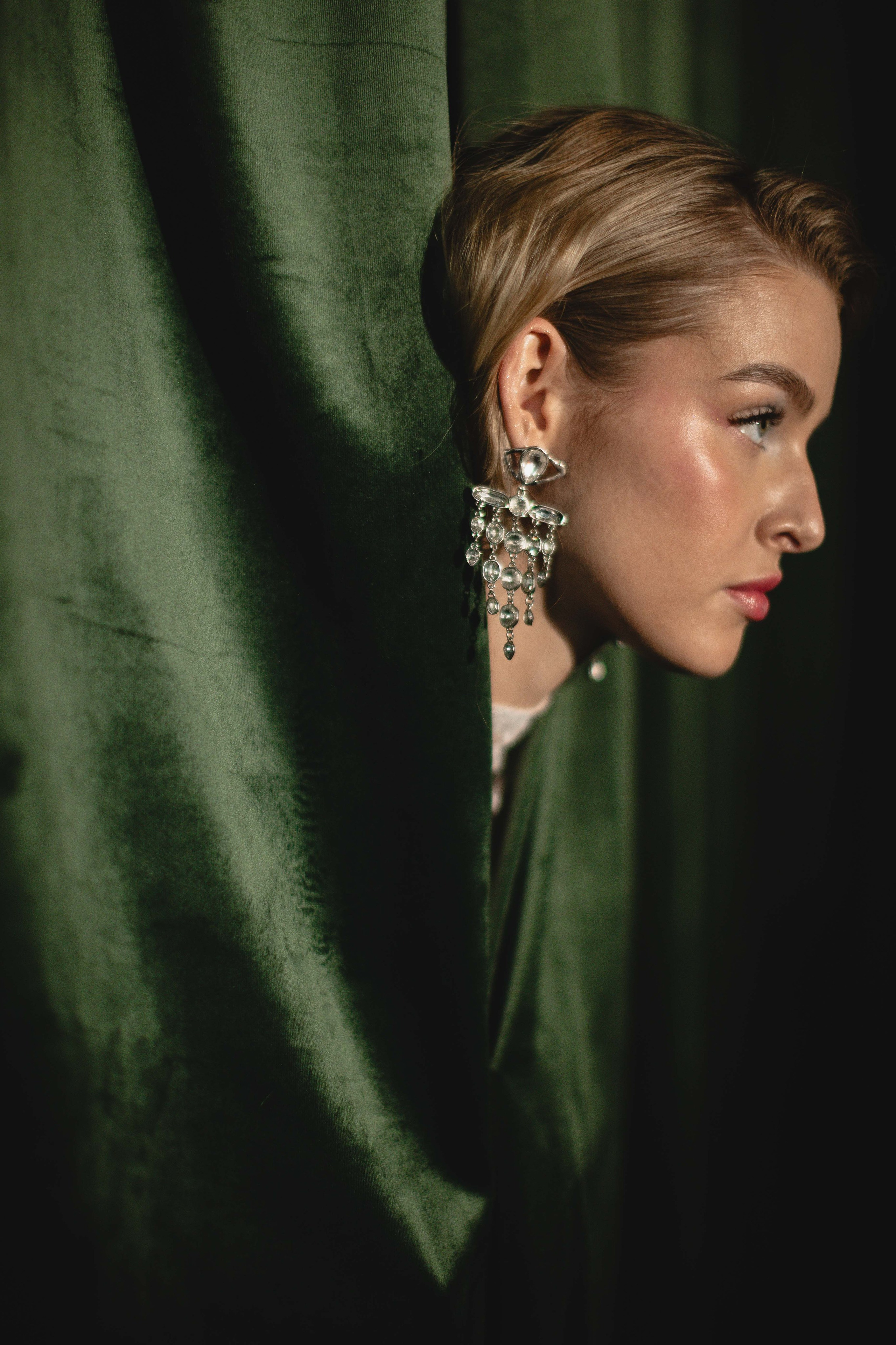 Счастливая пара позирует на свадебной фотосессии на фоне зеленой ткани в театре ,фэшн съемка ,топ 100 — свадебный фотограф Алена Межевова