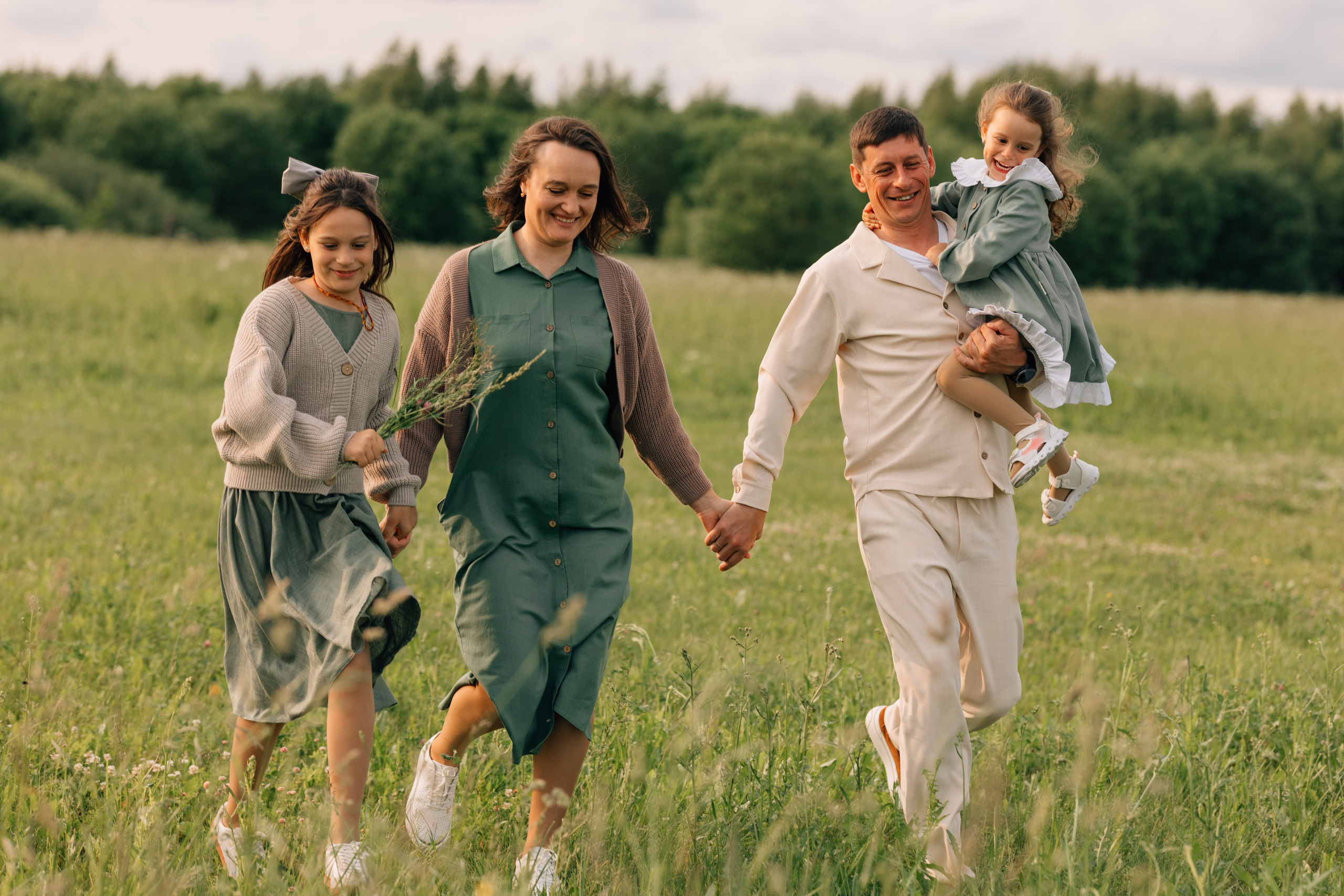 Анна, Марчелло, Настенька и Влада в поле. Фотограф Москва Светлана Кирюшина